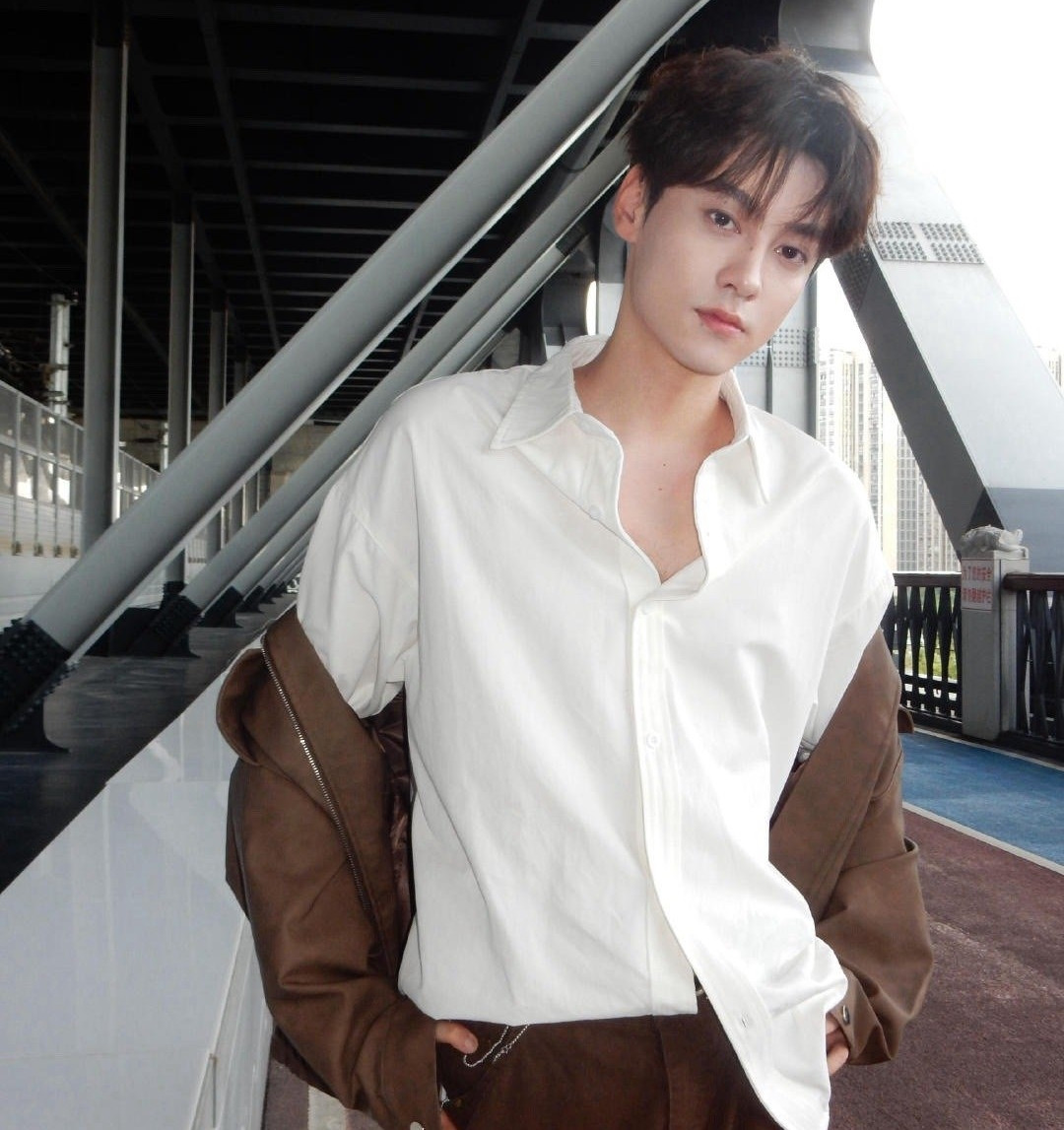 Ngày 8/7, một mình Điền Hủ Ninh chiếm 15/20 chủ đề nóng nhất MXH Weibo do những tin tức liên quan tới tình ái.