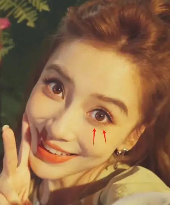 Angelababy còn bị đánh giá lạm dụng phần mềm chỉnh sửa nhan sắc. Thực tế, nữ diễn viên lộ nhiều dấu hiệu tuổi tác trong ảnh chưa qua chỉnh sửa.