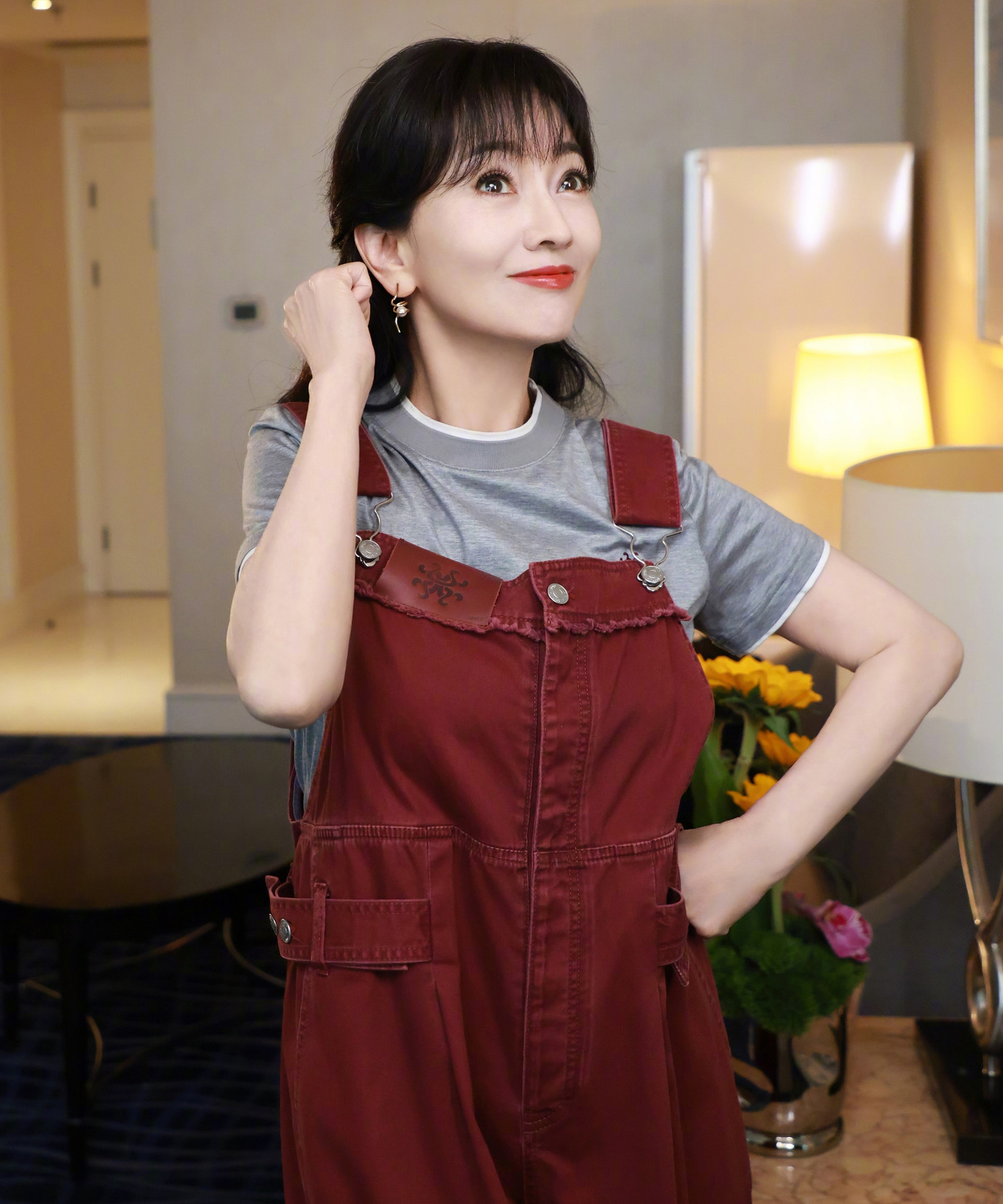 Triệu Nhã Chi liên tục PR hình tượng &quot;tiên nữ&quot; Bạch Nương Tử nhưng đã khiến khán giả phát ngán. Nữ diễn viên còn cố tình mặc trẻ trung hơn tuổi để đi biểu diễn.