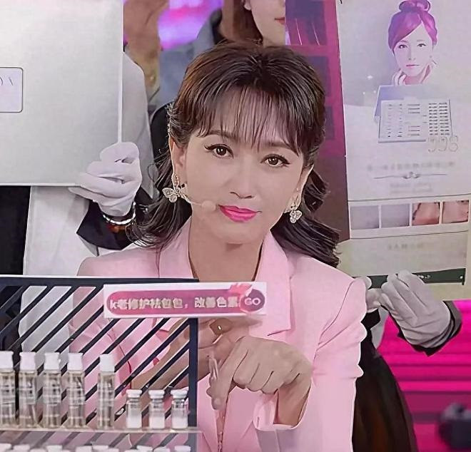 Tuổi già vất vả của Triệu Nhã Chi. Nữ diễn viên phải bán hàng trực tuyến tới tận đêm khuya dù đã ở tuổi ngoài 70. Ảnh: 163.