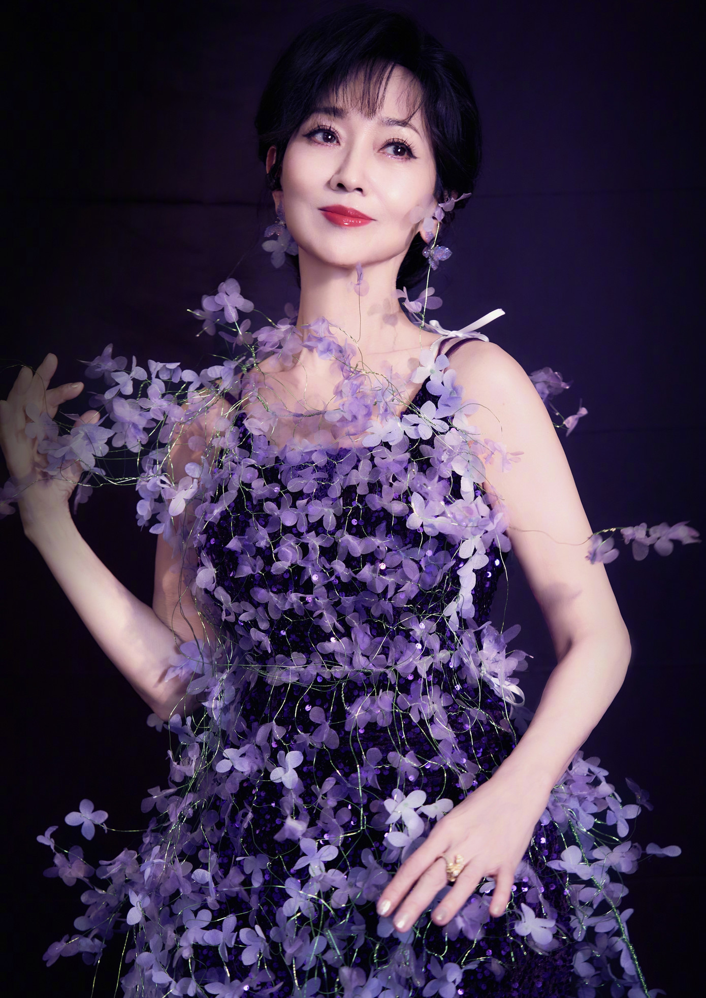 Triệu Nhã Chi liên tục PR hình tượng &quot;tiên nữ&quot; Bạch Nương Tử nhưng đã khiến khán giả phát ngán. Nữ diễn viên còn cố tình mặc trẻ trung hơn tuổi để đi biểu diễn.