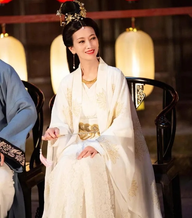 Triệu Nhã Chi liên tục PR hình tượng &quot;tiên nữ&quot; Bạch Nương Tử nhưng đã khiến khán giả phát ngán. Nữ diễn viên còn cố tình mặc trẻ trung hơn tuổi để đi biểu diễn.