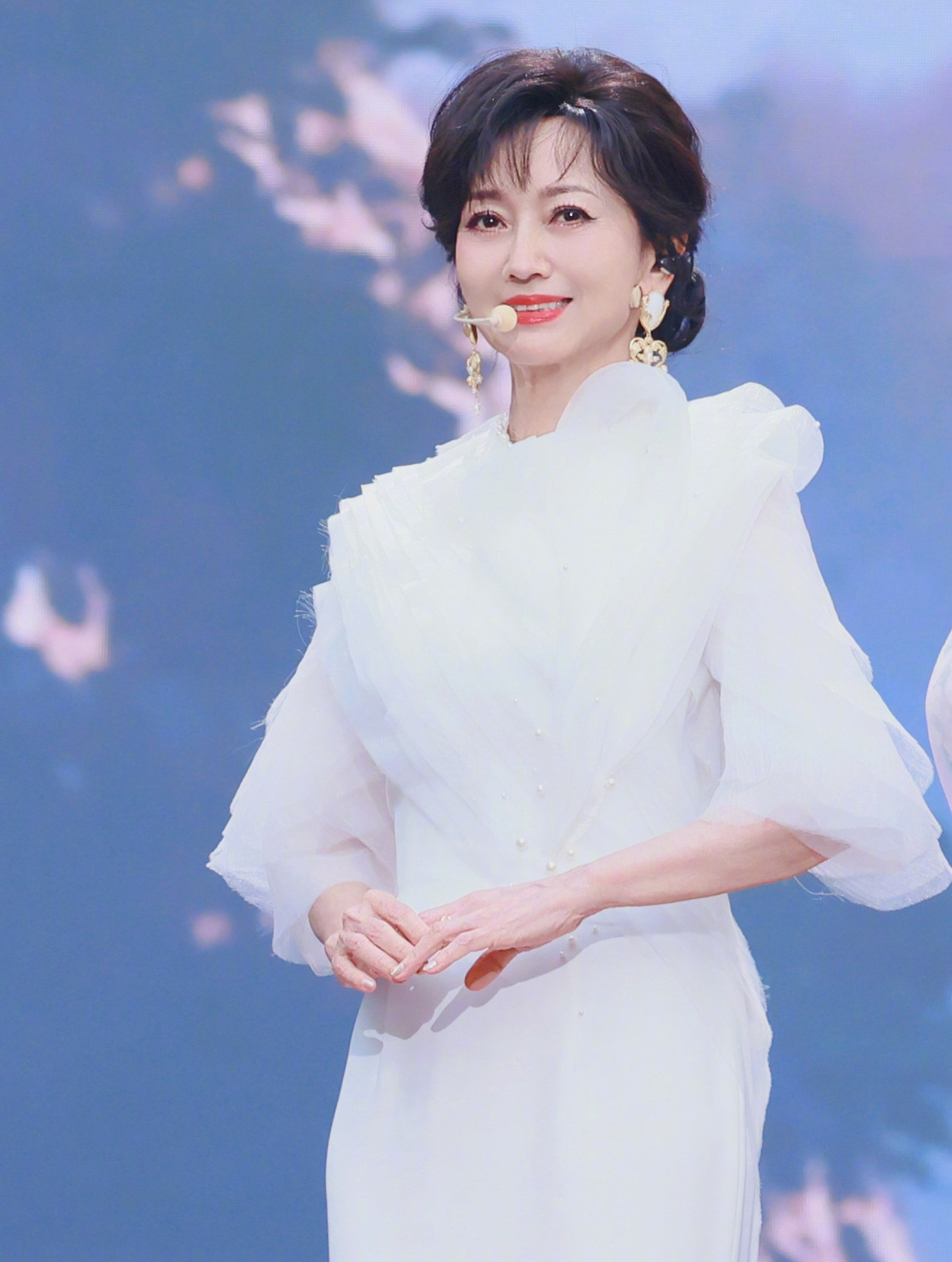 Triệu Nhã Chi liên tục PR hình tượng &quot;tiên nữ&quot; Bạch Nương Tử nhưng đã khiến khán giả phát ngán. Nữ diễn viên còn cố tình mặc trẻ trung hơn tuổi để đi biểu diễn.