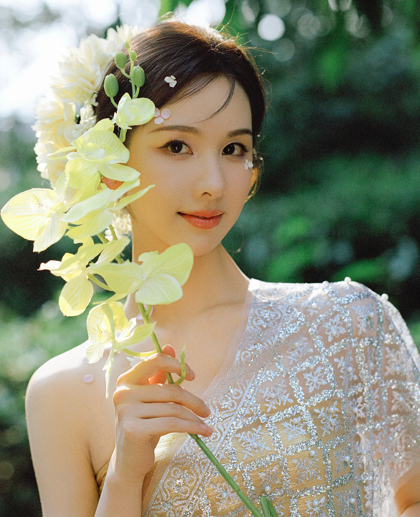 Đối với Trần Đô Linh, đây là thành công mang tính bước ngoặt. Trước đó, trong năm 2024, nữ diễn viên góp mặt trong khoảng 8 tác phẩm với vai trò diễn viên phụ. Thời điểm dịch bệnh Covid-19 hoành hành, Trần Đô Linh mắc kẹt tại phim trường Hoành Điếm nên cô sẵn lòng đóng vai phụ hoặc khách mời trong 17 đoàn phim mà không nề hà. Nhờ vậy, Trần Đô Linh dần quen mặt với khán giả trong các tác phẩm như Trường nguyệt tẫn minh, Liên hoa lâu, Tây xuất ngọc môn, Nhất niệm quan sơn, Hồ yêu tiểu hồng nương: Nguyệt hồng thiên, Vĩnh dạ tinh hà...