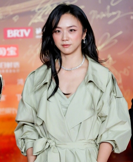 Nữ diễn viên Thang Duy cũng là khách mời được chú ý trong Đêm hội Weibo 2025. Cô đang hoạt động tích cực tại Hàn Quốc và liên tiếp được đề cử Ảnh hậu tại các giải thưởng lớn. Thang Duy giành giải Nữ diễn viên có sức ảnh hưởng quốc tế. Trong khi đó, &quot;tiên nữ đồng quê&quot; Lý Tử Thất xuất hiện trong chiếc áo khảm ngọc trai là nét văn hóa phi vật thể của Trung Quốc. Cô nhận giải Người truyền bá văn hóa của năm.