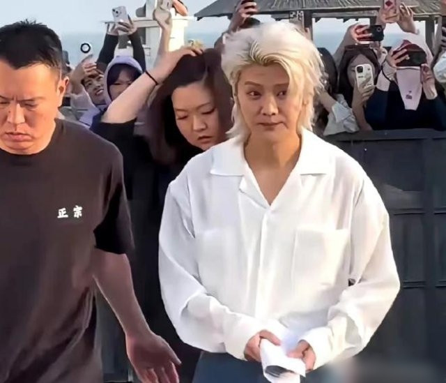 Lộc Hàm hiện tại vẫn là ngôi sao hot, nhưng trạng thái của anh luôn gây tranh cãi. Lộc Hàm hiện tại vẫn là ngôi sao hot, nhưng trạng thái của anh luôn gây tranh cãi.