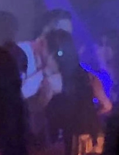 Chồng Hồ Hạnh Nhi vướng tin ngoại tình, chụp ảnh thân mật với khách nữ. Chồng Hồ Hạnh Nhi vướng tin ngoại tình, chụp ảnh thân mật với khách nữ.