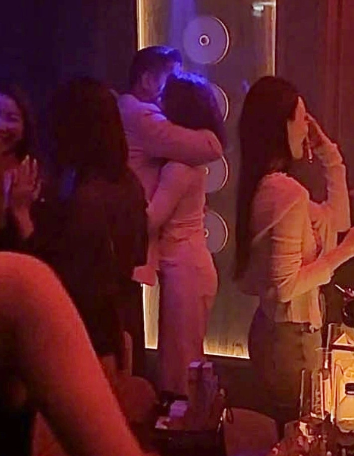 Chồng Hồ Hạnh Nhi vướng tin ngoại tình, chụp ảnh thân mật với khách nữ. Chồng Hồ Hạnh Nhi vướng tin ngoại tình, chụp ảnh thân mật với khách nữ.