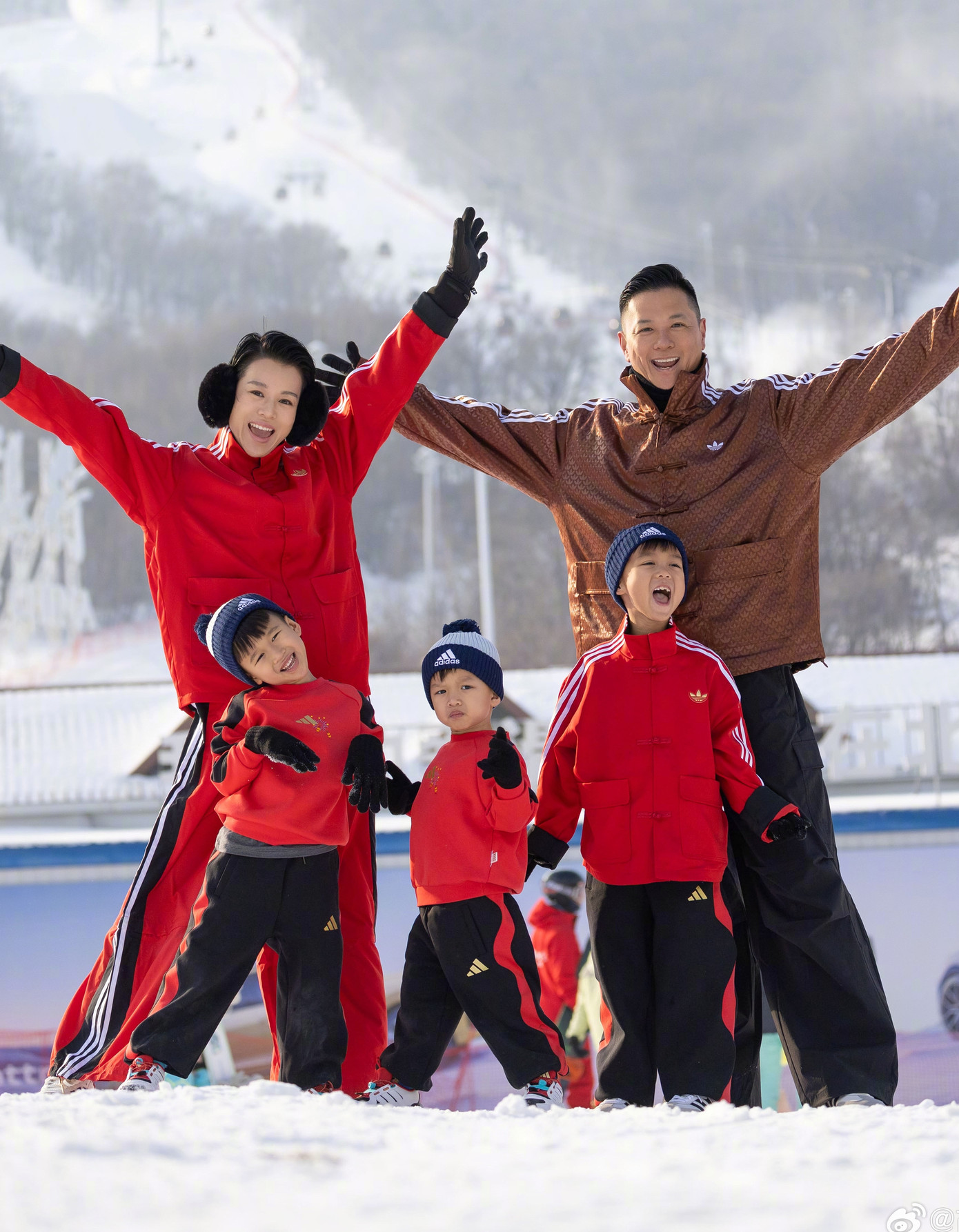 Gia đình Hồ Hạnh Nhi được ngưỡng mộ vì vợ chồng thành công, có 3 con trai đáng yêu. Gia đình Hồ Hạnh Nhi được ngưỡng mộ vì vợ chồng thành công, có 3 con trai đáng yêu.