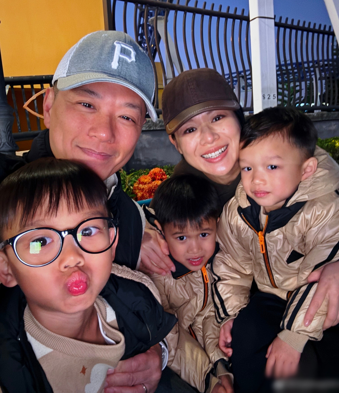 Gia đình Hồ Hạnh Nhi được ngưỡng mộ vì vợ chồng thành công, có 3 con trai đáng yêu. Gia đình Hồ Hạnh Nhi được ngưỡng mộ vì vợ chồng thành công, có 3 con trai đáng yêu.