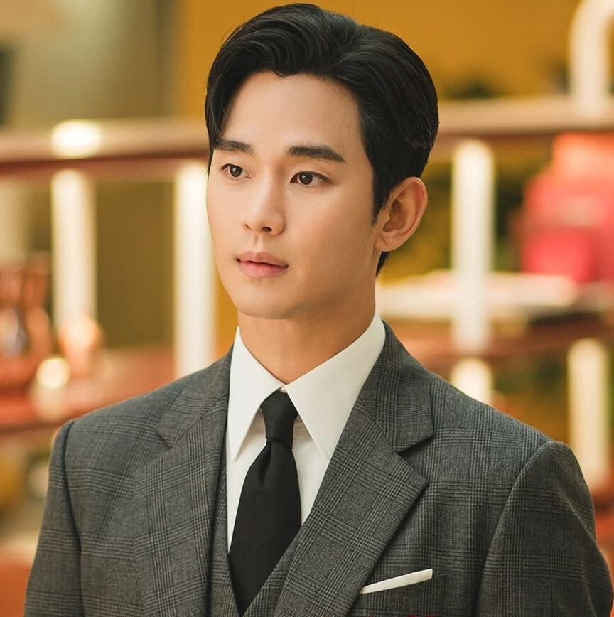 Kim Soo Hyun bị cho là rơi vào tình cảnh khó khăn trước nhiều lời tấn công.