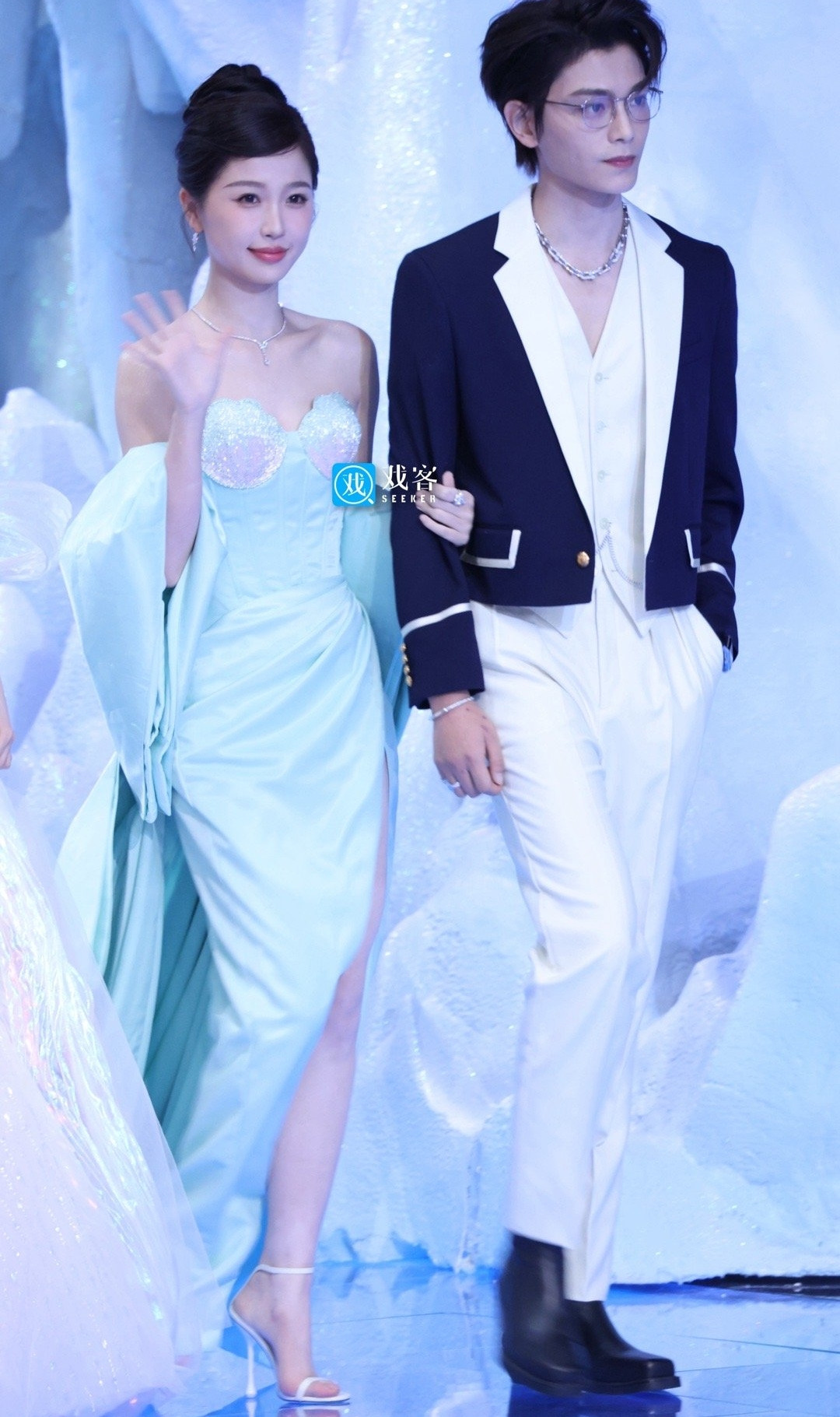 Một cặp đôi khác cũng được yêu thích không kém là Ngu Thư Hân và Đinh Vũ Hề trong Vĩnh dạ tinh hà. Đây là phim cổ trang hot bậc nhất năm 2024, giúp Ngu Thư Hân vươn lên vị trí top 1 tiểu hoa đán sinh sau năm 1995, Đinh Vũ Hề cũng trở thành nam diễn viên trẻ được kỳ vọng thành sao hạng A. Một cặp đôi khác cũng được yêu thích không kém là Ngu Thư Hân và Đinh Vũ Hề trong Vĩnh dạ tinh hà. Đây là phim cổ trang hot bậc nhất năm 2024, giúp Ngu Thư Hân vươn lên vị trí top 1 tiểu hoa đán sinh sau năm 1995, Đinh Vũ Hề cũng trở thành nam diễn viên trẻ được kỳ vọng thành sao hạng A.