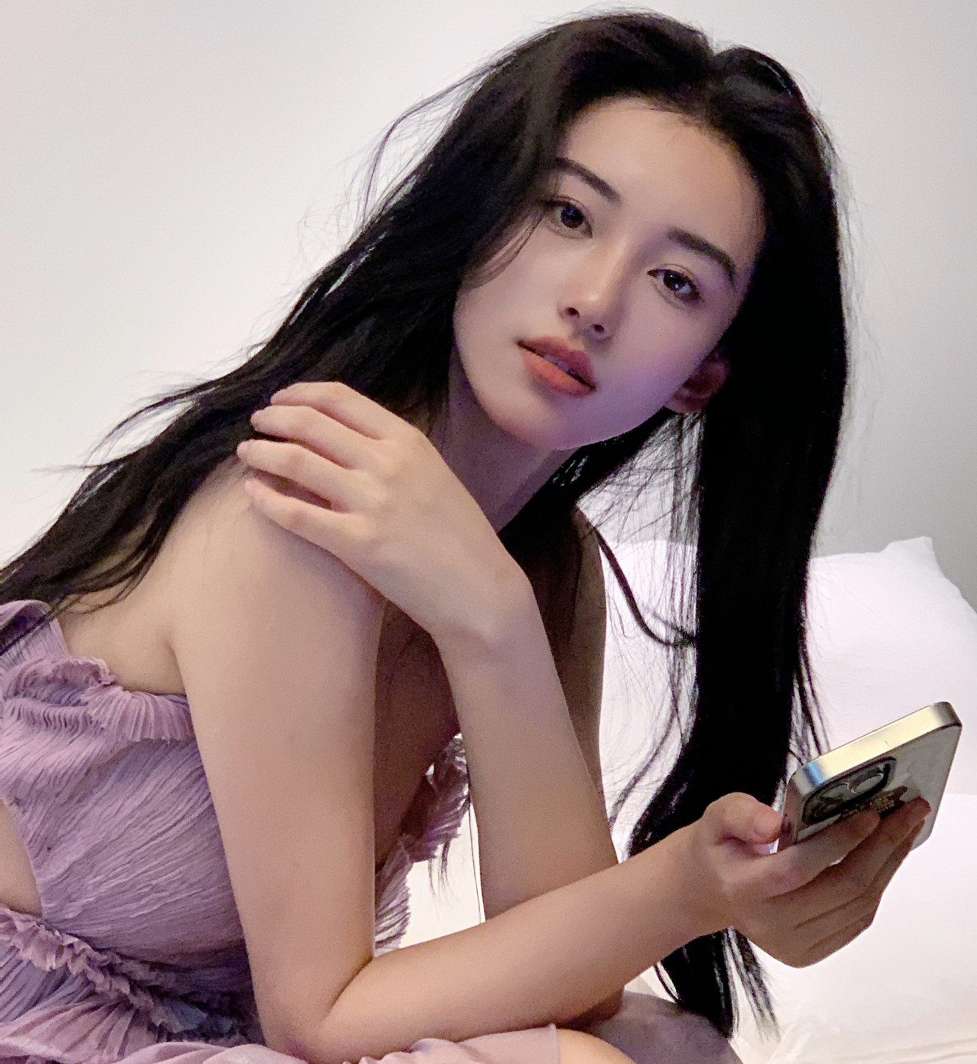 Theo Sina, Vương Tử Thuần là hot girl mạng nổi tiếng từ khi mới 15 tuổi. Cô thường chia sẻ loạt ảnh và nhận được hàng trăm lời khen ngợi về vóc dáng thanh thoát, nhan sắc nổi bật, có nét pha trộn giữa Lưu Diệc Phi và Lương Lạc Thi. Dù chưa đóng phim, Vương Tử Thuần cũng được nhiều nhãn hàng mời làm người mẫu quảng cáo. Theo Sina, Vương Tử Thuần là hot girl mạng nổi tiếng từ khi mới 15 tuổi. Cô thường chia sẻ loạt ảnh và nhận được hàng trăm lời khen ngợi về vóc dáng thanh thoát, nhan sắc nổi bật, có nét pha trộn giữa Lưu Diệc Phi và Lương Lạc Thi. Dù chưa đóng phim, Vương Tử Thuần cũng được nhiều nhãn hàng mời làm người mẫu quảng cáo.