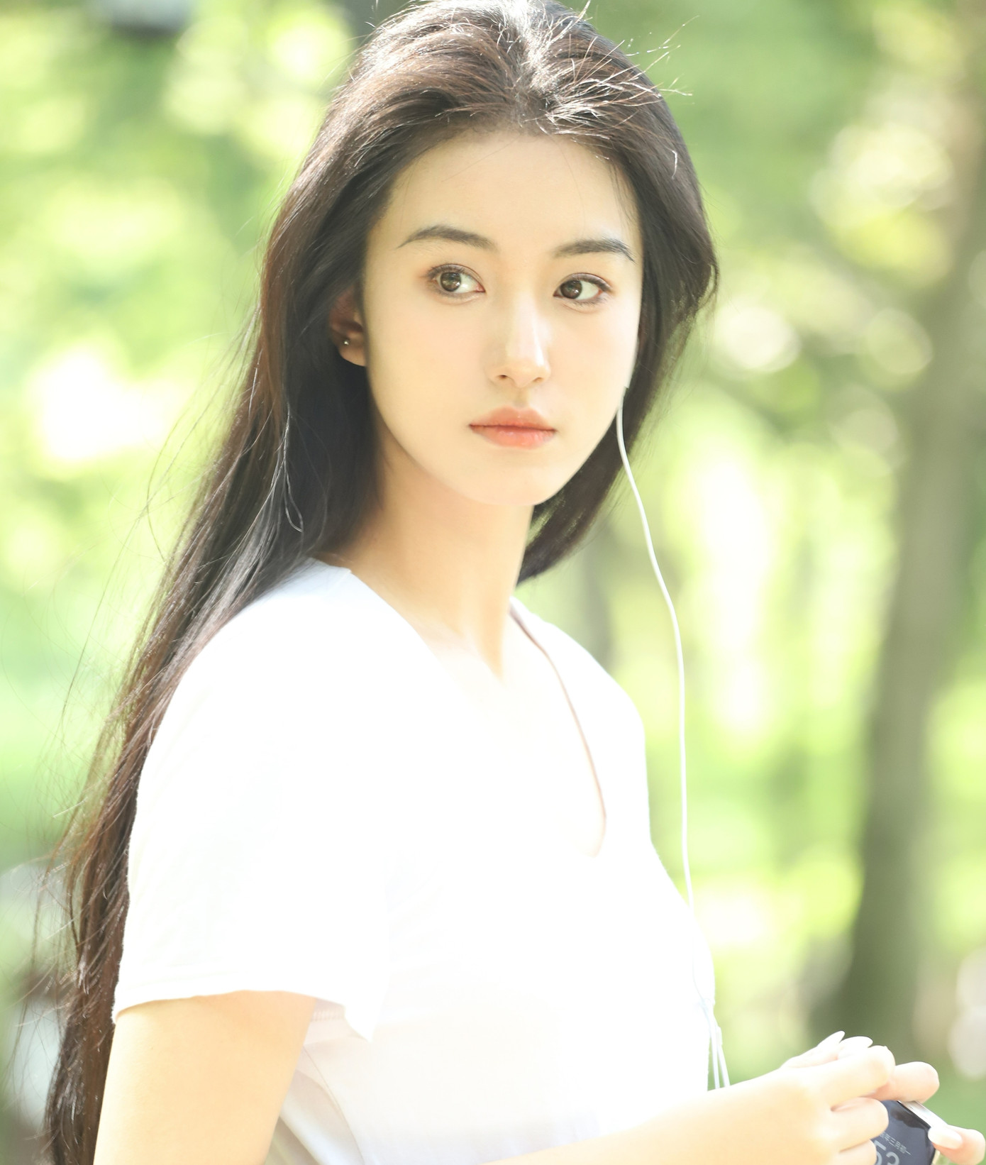 Năm đầu tiên, Vương Tử Thuần không đạt thành tích tốt. Năm 2020, cô đỗ Học viện Điện ảnh Bắc Kinh với điểm nghệ thuật đứng thứ 5 toàn quốc. Vương Tử Thuần là bạn học của Trương Tử Phong, Yên Hủ Gia và Hạ Mộng. Nhờ sở hữu chiều cao 1,73 m, vóc dáng cân đối, Vương Tử Thuần được mệnh danh là hoa khôi của học viện. Nữ diễn viên không có nhiều kinh nghiệm diễn xuất, Tiểu Long Nữ là vai diễn đầu tay quan trọng của Vương Tử Thuần. Năm đầu tiên, Vương Tử Thuần không đạt thành tích tốt. Năm 2020, cô đỗ Học viện Điện ảnh Bắc Kinh với điểm nghệ thuật đứng thứ 5 toàn quốc. Vương Tử Thuần là bạn học của Trương Tử Phong, Yên Hủ Gia và Hạ Mộng. Nhờ sở hữu chiều cao 1,73 m, vóc dáng cân đối, Vương Tử Thuần được mệnh danh là hoa khôi của học viện. Nữ diễn viên không có nhiều kinh nghiệm diễn xuất, Tiểu Long Nữ là vai diễn đầu tay quan trọng của Vương Tử Thuần.