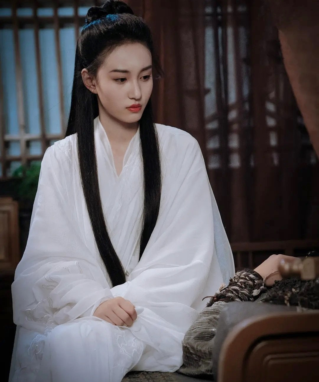 Vai Tiểu Long Nữ do diễn viên sinh năm 2001 Vương Tử Thuần đảm nhận. Tạo hình của cô được khán giả đánh giá tốt. Nữ diễn viên nhận nhiều lời khen xinh đẹp, lạnh lùng nhưng thiếu khí chất thần tiên, thanh thoát. Khán giả mong chờ sự thể hiện trên màn ảnh của nữ diễn viên để có đánh giá khách quan hơn. Vai Tiểu Long Nữ do diễn viên sinh năm 2001 Vương Tử Thuần đảm nhận. Tạo hình của cô được khán giả đánh giá tốt. Nữ diễn viên nhận nhiều lời khen xinh đẹp, lạnh lùng nhưng thiếu khí chất thần tiên, thanh thoát. Khán giả mong chờ sự thể hiện trên màn ảnh của nữ diễn viên để có đánh giá khách quan hơn.