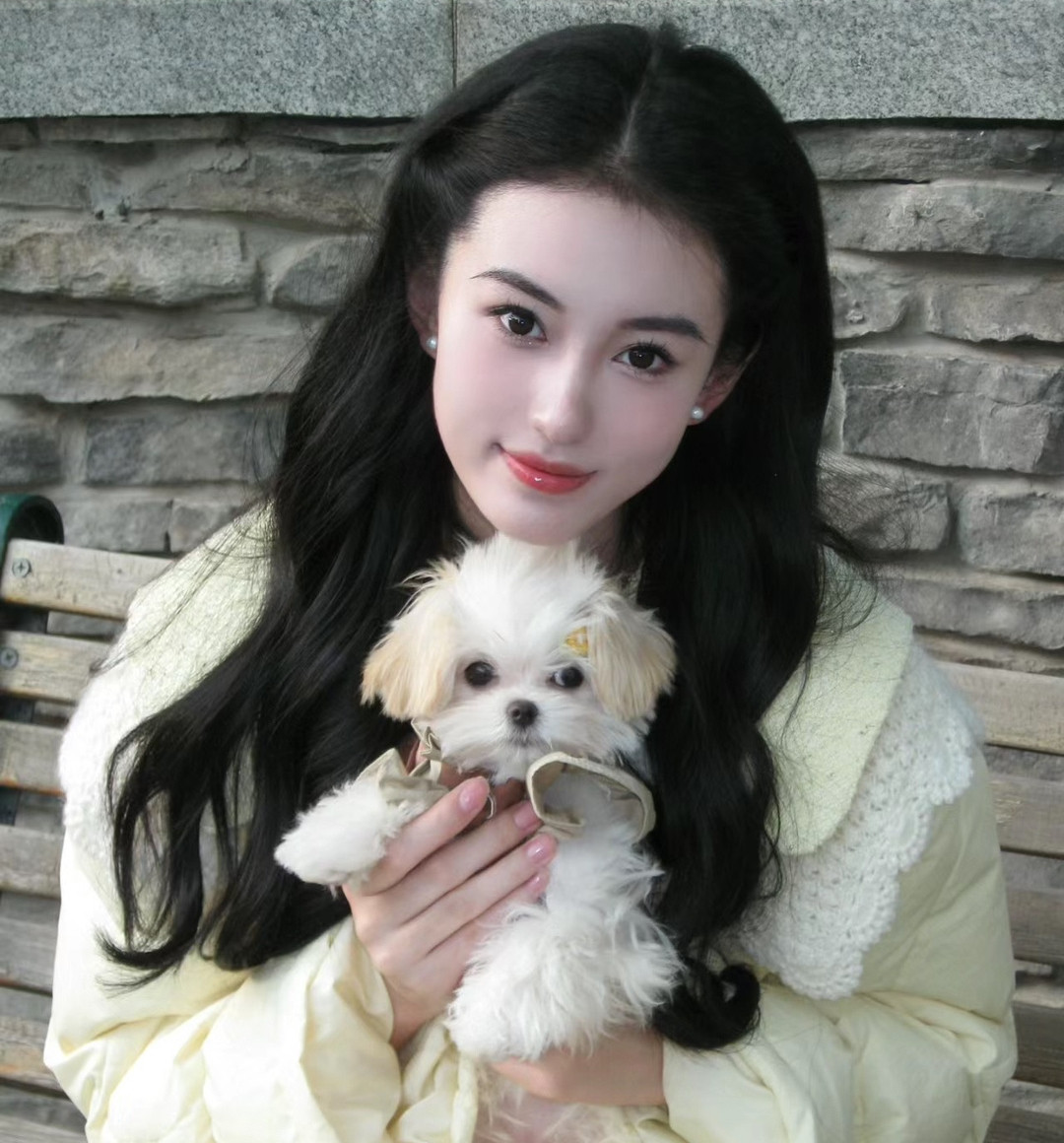 Theo Sina, Vương Tử Thuần là hot girl mạng nổi tiếng từ khi mới 15 tuổi. Cô thường chia sẻ loạt ảnh và nhận được hàng trăm lời khen ngợi về vóc dáng thanh thoát, nhan sắc nổi bật, có nét pha trộn giữa Lưu Diệc Phi và Lương Lạc Thi. Dù chưa đóng phim, Vương Tử Thuần cũng được nhiều nhãn hàng mời làm người mẫu quảng cáo. Theo Sina, Vương Tử Thuần là hot girl mạng nổi tiếng từ khi mới 15 tuổi. Cô thường chia sẻ loạt ảnh và nhận được hàng trăm lời khen ngợi về vóc dáng thanh thoát, nhan sắc nổi bật, có nét pha trộn giữa Lưu Diệc Phi và Lương Lạc Thi. Dù chưa đóng phim, Vương Tử Thuần cũng được nhiều nhãn hàng mời làm người mẫu quảng cáo.