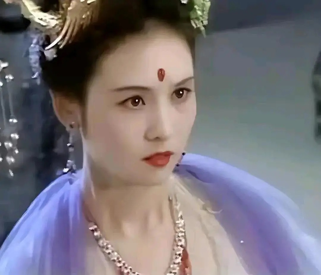 Trang phục của dàn diễn viên nữ tốn tới 45% kinh phí sản xuất.