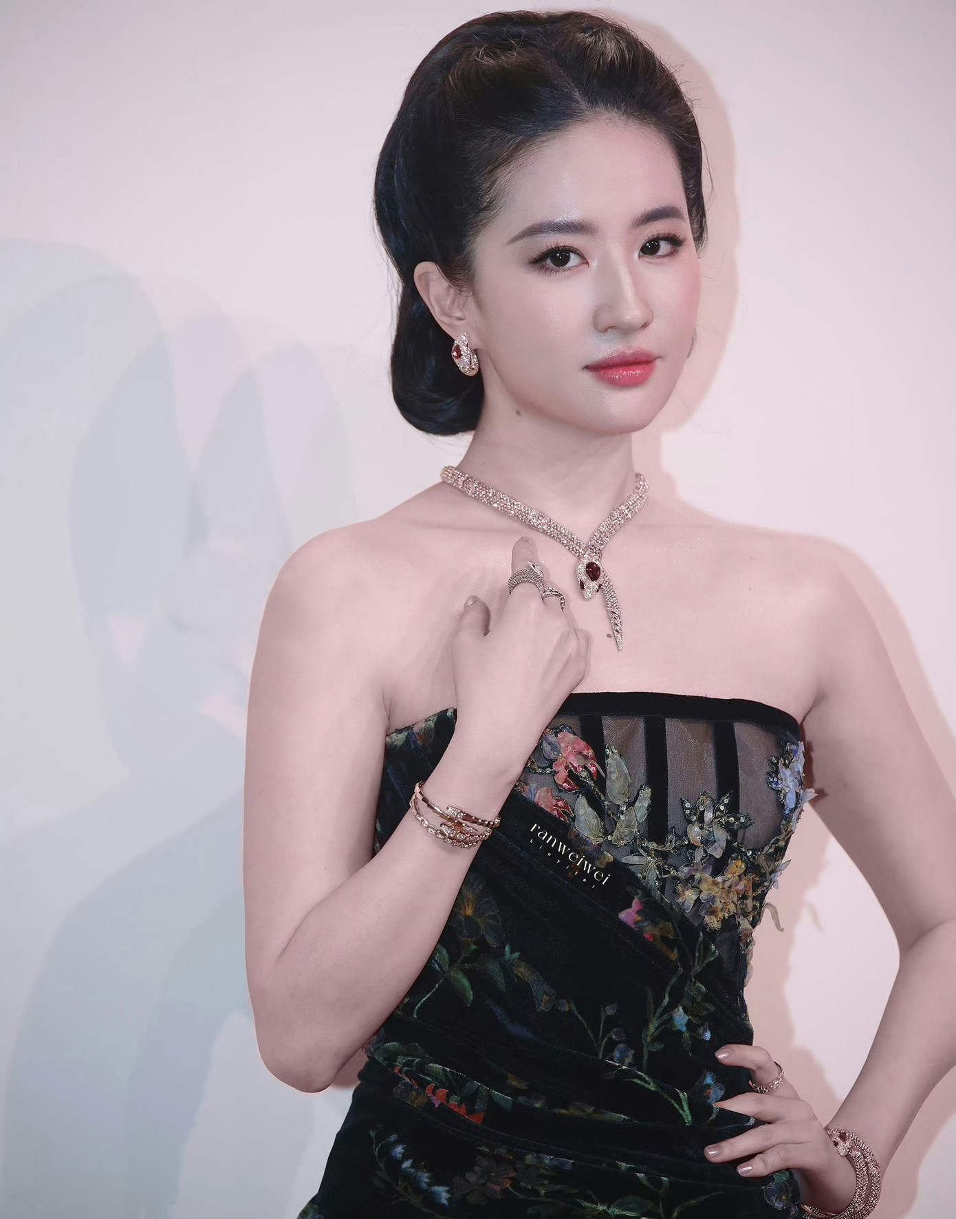 Cũng trong sự kiện, Lưu Diệc Phi đứng ở vị trí chính giữa. Theo Sohu, hiện tại trong giới giải trí Hoa ngữ, Lưu Diệc Phi có địa vị cao bậc nhất, đặc biệt trong các sự kiện thời trang cô luôn được ban tổ chức ưu ái.