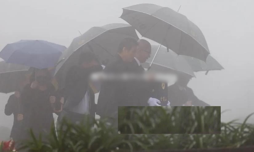 Người thân tham gia lễ chôn cất Từ Hy Viên. Người thân tham gia lễ chôn cất Từ Hy Viên.