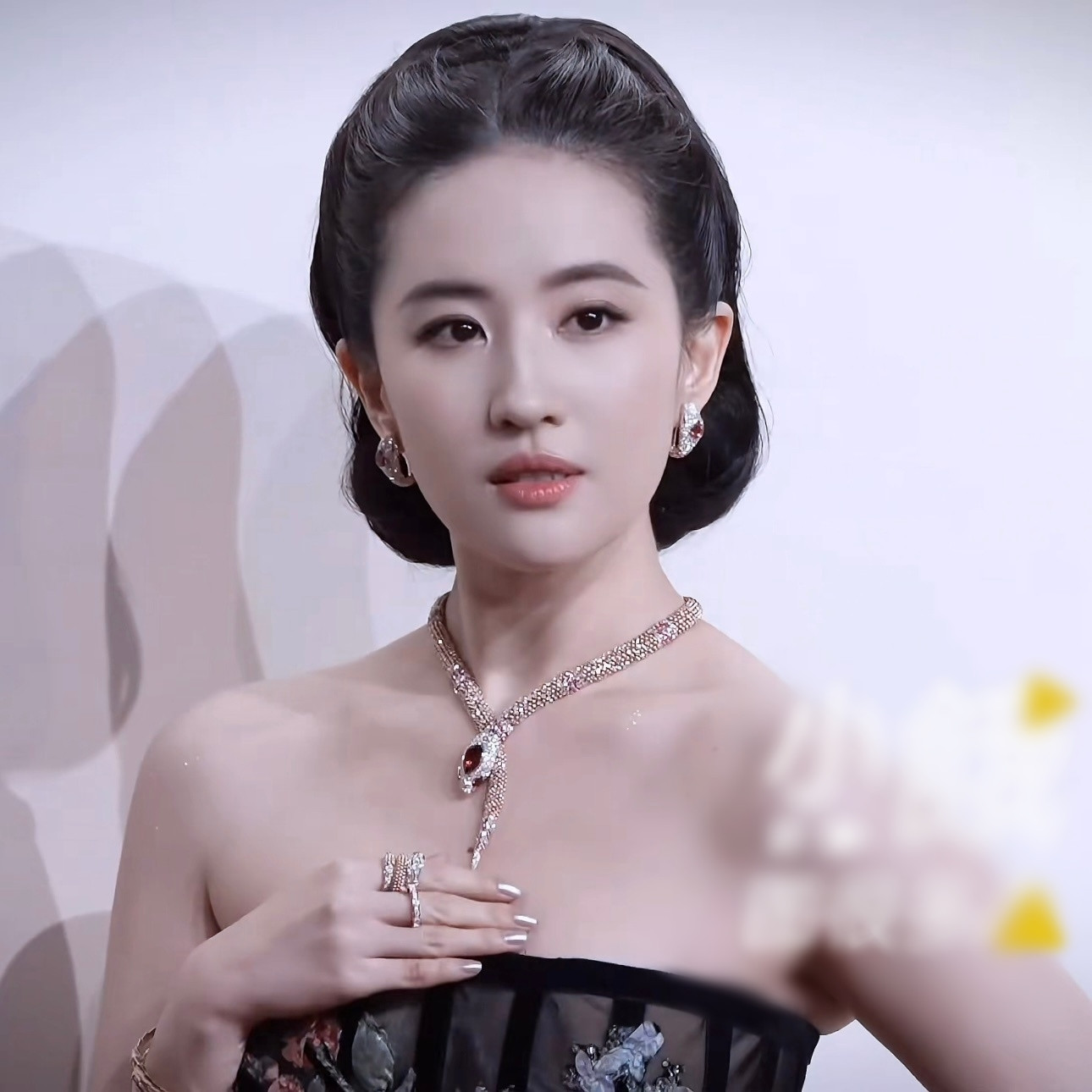 Trước đó, trong sự kiện của tạp chí Vogue, Lưu Diệc Phi được sắp xếp xuất hiện ở vị trí cuối cùng. Theo Sohu, luật bất thành văn trong giới giải trí là ngôi sao nào có địa vị cao nhất, quan trọng nhất sẽ được đi cuối thảm đỏ. Lưu Diệc Phi từng 3 lần xuất hiện trên trang bìa tạp chí Vogue do đó cô nhận được sự ưu ái của ban tổ chức. Điều này cũng đã khẳng định vị thế số một của thần tiên tỷ tỷ tại Cbiz hiện nay. Những ngôi sao cùng lứa như Dương Mịch, Lưu Thi Thi, Nghê Ni, hay thậm chí cả tam kim ảnh hậu Châu Đông Vũ, ảnh hậu Kim Kê Trương Tiểu Phỉ cũng không so sánh được với Lưu Diệc Phi.