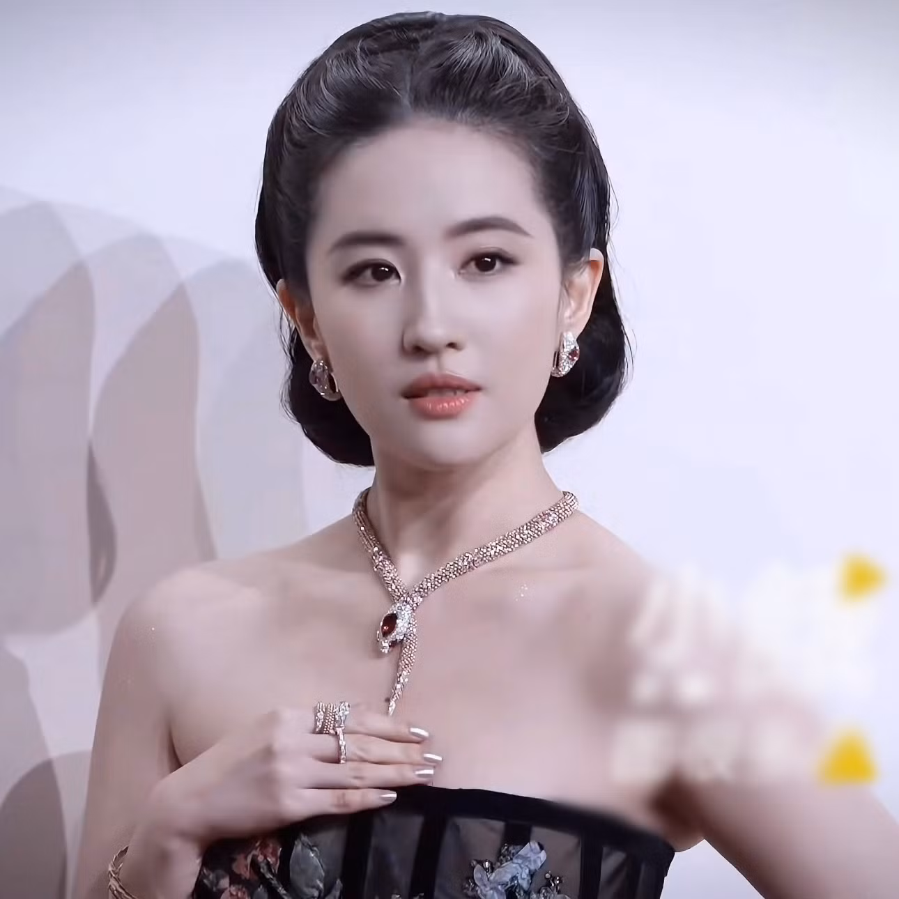 Trước đó, trong sự kiện của tạp chí Vogue, Lưu Diệc Phi được sắp xếp xuất hiện ở vị trí cuối cùng. Theo Sohu, luật bất thành văn trong giới giải trí là ngôi sao nào có địa vị cao nhất, quan trọng nhất sẽ được đi cuối thảm đỏ. Lưu Diệc Phi từng 3 lần xuất hiện trên trang bìa tạp chí Vogue do đó cô nhận được sự ưu ái của ban tổ chức. Điều này cũng đã khẳng định vị thế số một của thần tiên tỷ tỷ tại Cbiz hiện nay. Những ngôi sao cùng lứa như Dương Mịch, Lưu Thi Thi, Nghê Ni, hay thậm chí cả tam kim ảnh hậu Châu Đông Vũ, ảnh hậu Kim Kê Trương Tiểu Phỉ cũng không so sánh được với Lưu Diệc Phi.