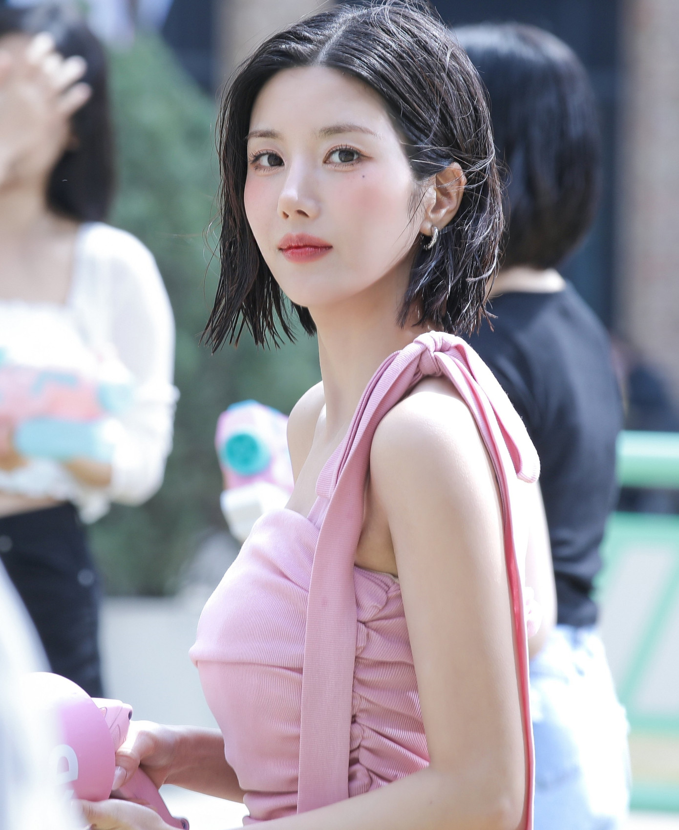 Nhờ chăm chỉ hoạt động nghệ thuật, năm 2024, Kwon Eun Bi đã mua một căn nhà trị giá 2,4 tỷ won (khoảng 41 tỷ đồng) với 1 tầng hầm và 3 tầng trên mặt đất, diện tích đất 106 m2, tổng diện tích sàn 192,45 m2. Nhờ chăm chỉ hoạt động nghệ thuật, năm 2024, Kwon Eun Bi đã mua một căn nhà trị giá 2,4 tỷ won (khoảng 41 tỷ đồng) với 1 tầng hầm và 3 tầng trên mặt đất, diện tích đất 106 m2, tổng diện tích sàn 192,45 m2.