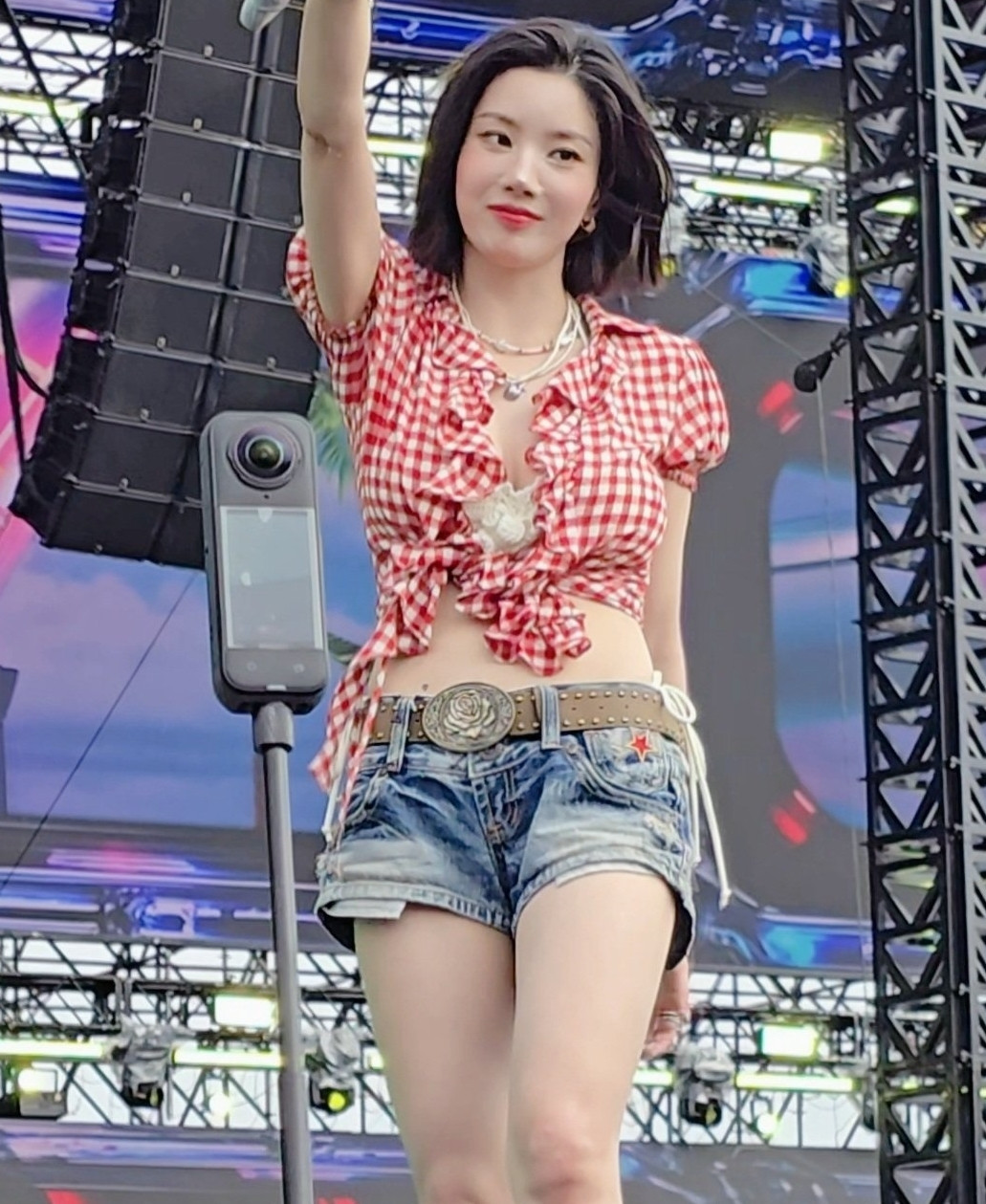 Tuy nhiên, màn biểu diễn ca khúc Crazy In Love của Kwon Eun Bi gây tranh cãi vì động tác nhảy bị cho là gợi dục. "Đây không phải phong cách tôi thích, nhưng nó phù hợp với không khí lễ hội", "Kwon Eun Bi nhận được tiền từ việc hở bạo, nên tất nhiên cô ấy sẽ tiếp tục", "Waterbomb lúc nào cũng vậy, họ đến xem các idol hở bạo, vì không phải lúc nào các ca sĩ thần tượng cũng dám làm như thế", là một số ý kiến trái chiều về màn trình diễn của Kwon Eun Bi. Tuy nhiên, màn biểu diễn ca khúc Crazy In Love của Kwon Eun Bi gây tranh cãi vì động tác nhảy bị cho là gợi dục. "Đây không phải phong cách tôi thích, nhưng nó phù hợp với không khí lễ hội", "Kwon Eun Bi nhận được tiền từ việc hở bạo, nên tất nhiên cô ấy sẽ tiếp tục", "Waterbomb lúc nào cũng vậy, họ đến xem các idol hở bạo, vì không phải lúc nào các ca sĩ thần tượng cũng dám làm như thế", là một số ý kiến trái chiều về màn trình diễn của Kwon Eun Bi.