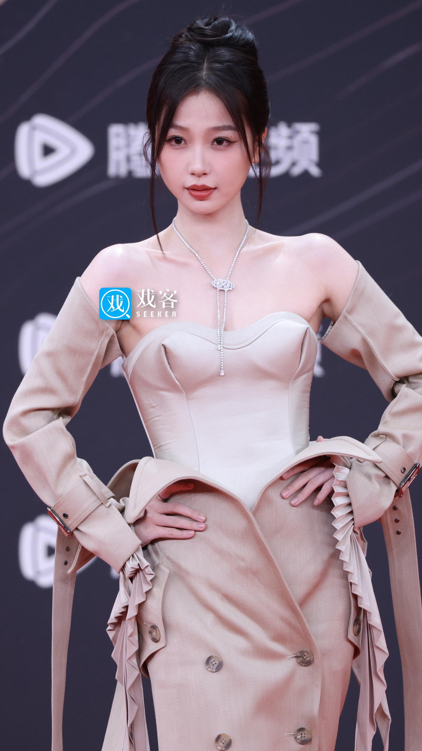 Một cặp đôi khác cũng được yêu thích không kém là Ngu Thư Hân và Đinh Vũ Hề trong Vĩnh dạ tinh hà. Đây là phim cổ trang hot bậc nhất năm 2024, giúp Ngu Thư Hân vươn lên vị trí top 1 tiểu hoa đán sinh sau năm 1995, Đinh Vũ Hề cũng trở thành nam diễn viên trẻ được kỳ vọng thành sao hạng A. Một cặp đôi khác cũng được yêu thích không kém là Ngu Thư Hân và Đinh Vũ Hề trong Vĩnh dạ tinh hà. Đây là phim cổ trang hot bậc nhất năm 2024, giúp Ngu Thư Hân vươn lên vị trí top 1 tiểu hoa đán sinh sau năm 1995, Đinh Vũ Hề cũng trở thành nam diễn viên trẻ được kỳ vọng thành sao hạng A.