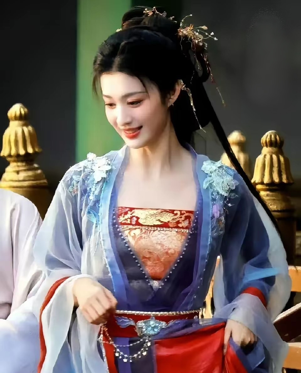 Theo Sina, Vương Sở Nhiên đang là thế hệ tiểu hoa đán mới được chú ý trên màn ảnh Hoa ngữ. Nữ diễn viên sinh năm 1999 hiện trở thành nữ chính trong nhiều dự án cổ trang được đầu tư. Cô đang tham gia bộ phim Còn ra thể thống gì nữa đóng cùng Thừa Lỗi và nhận được nhiều lời khen ngợi về tạo hình cổ trang.