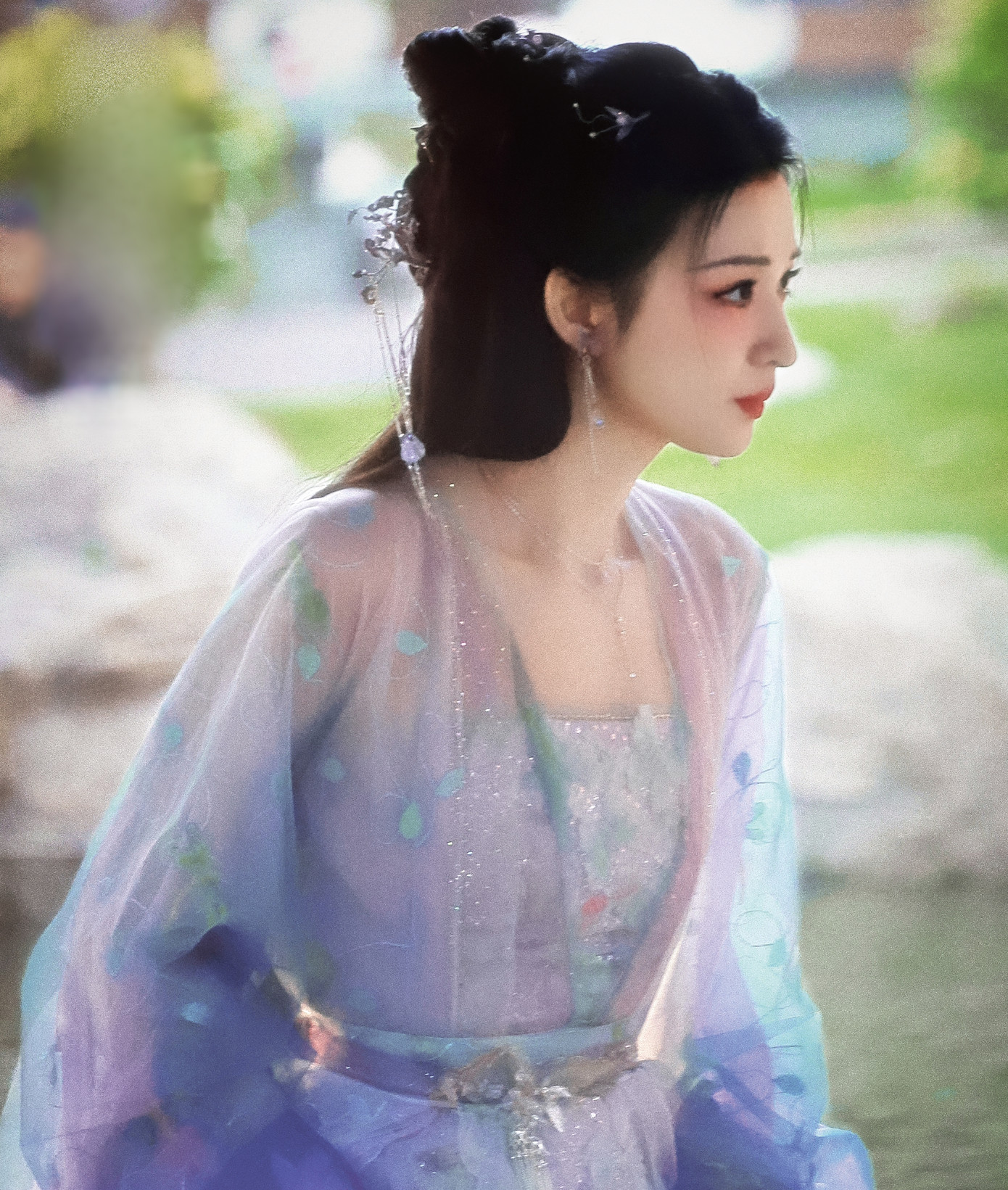 Trong phim, Vương Sở Nhiên vào vai Dữu Vãn Âm, vốn là người hiện đại xuyên không về quá khứ. Để bảo vệ mạng sống, cô trở thành yêu phi quyến rũ, mê hoặc hoàng đế Hạ Hầu Đạm do Thừa Lỗi thể hiện. Ai ngờ Hạ Hầu Đạm cũng là người hiện đại vô tình lạc vào quá khứ. Sau nhiều bất ngờ, cả hai nhận ra nhau, muốn tận hưởng cuộc sống giàu sang phú quý.