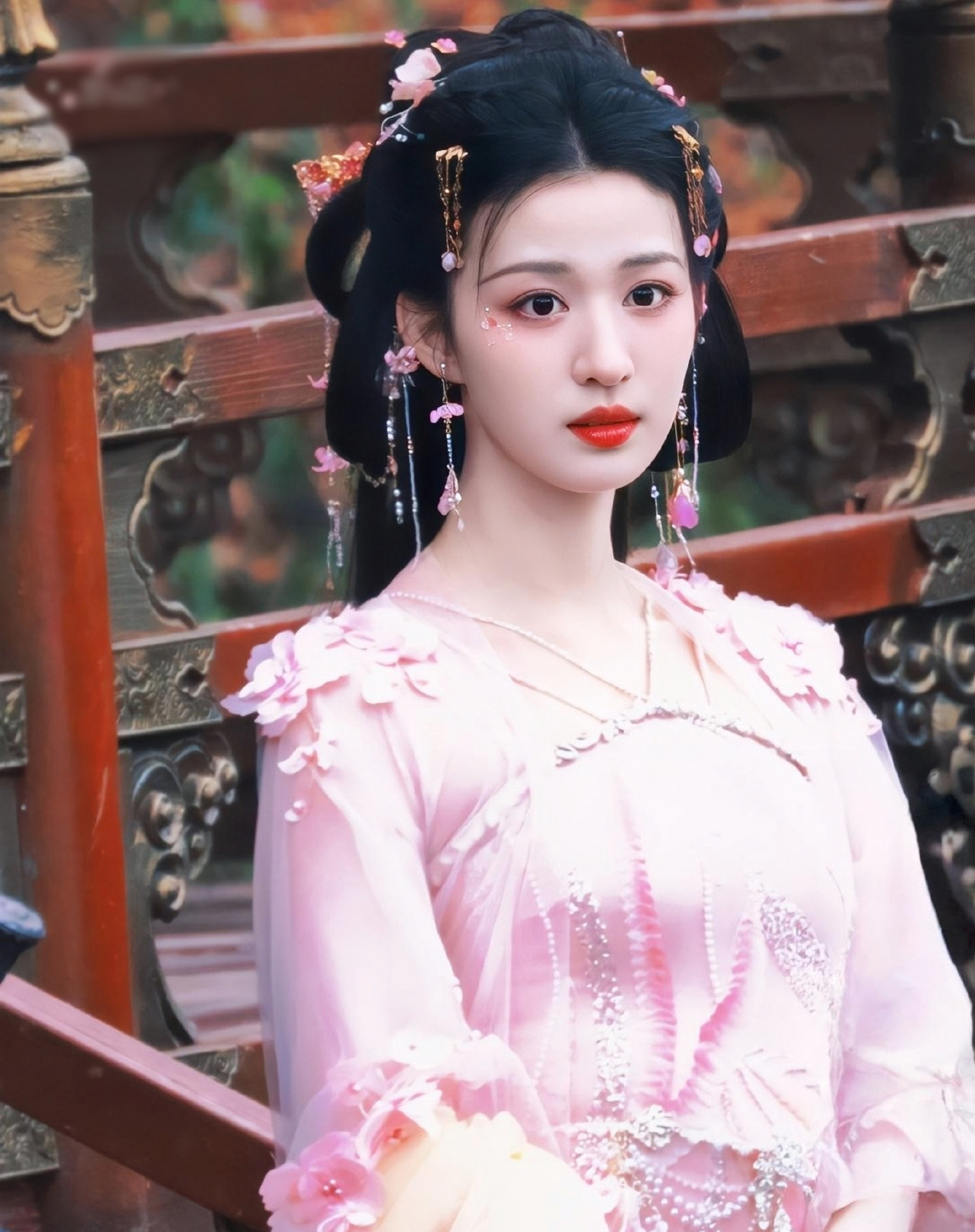 Bên cạnh đó, sự ăn ý đẹp đôi của Vương Sở Nhiên và Thừa Lỗi nhận được nhiều đánh giá tốt từ khán giả. Người đẹp sinh năm 1999 có nụ cười tỏa sáng đáng yêu, đặc biệt trong cảnh cô làm nũng bạn diễn được khen. Trong khi đó, Thừa Lỗi có ngoại hình mạnh mẽ, chững chạc, xứng đáng là chỗ dựa cho bạn diễn nữ. Nam diễn viên từng nổi tiếng với vai Cung Thượng Giác mưu mô nhưng si tình trong phim Vân Chi Vũ.