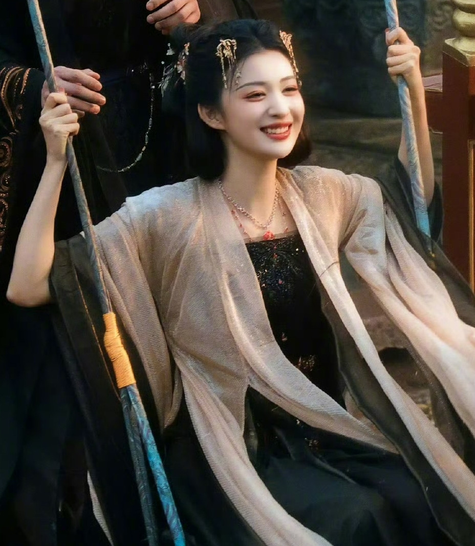 Tuy nhiên, thực tế thế giới mà cả hai lạc vào là cuốn tiểu thuyết và nữ chính không phải Dữ Vãn Âm mà là Tạ Vĩnh Ninh, cũng là người tới từ thế giới hiện đại. Tạ Vĩnh Ninh kết hợp cùng với Đoan Vương, muốn chống lại Dữu Vãn Âm và Hạ Hầu Đạm. Nội dung một thế giới có tới 3 người hiện đại đấu đá lẫn nhau, và nhân vật chính trong phim lại vốn là vai phản diện trong tiểu thuyết với góc nhìn hoàn toàn khác biệt khiến khán giả thích thú.