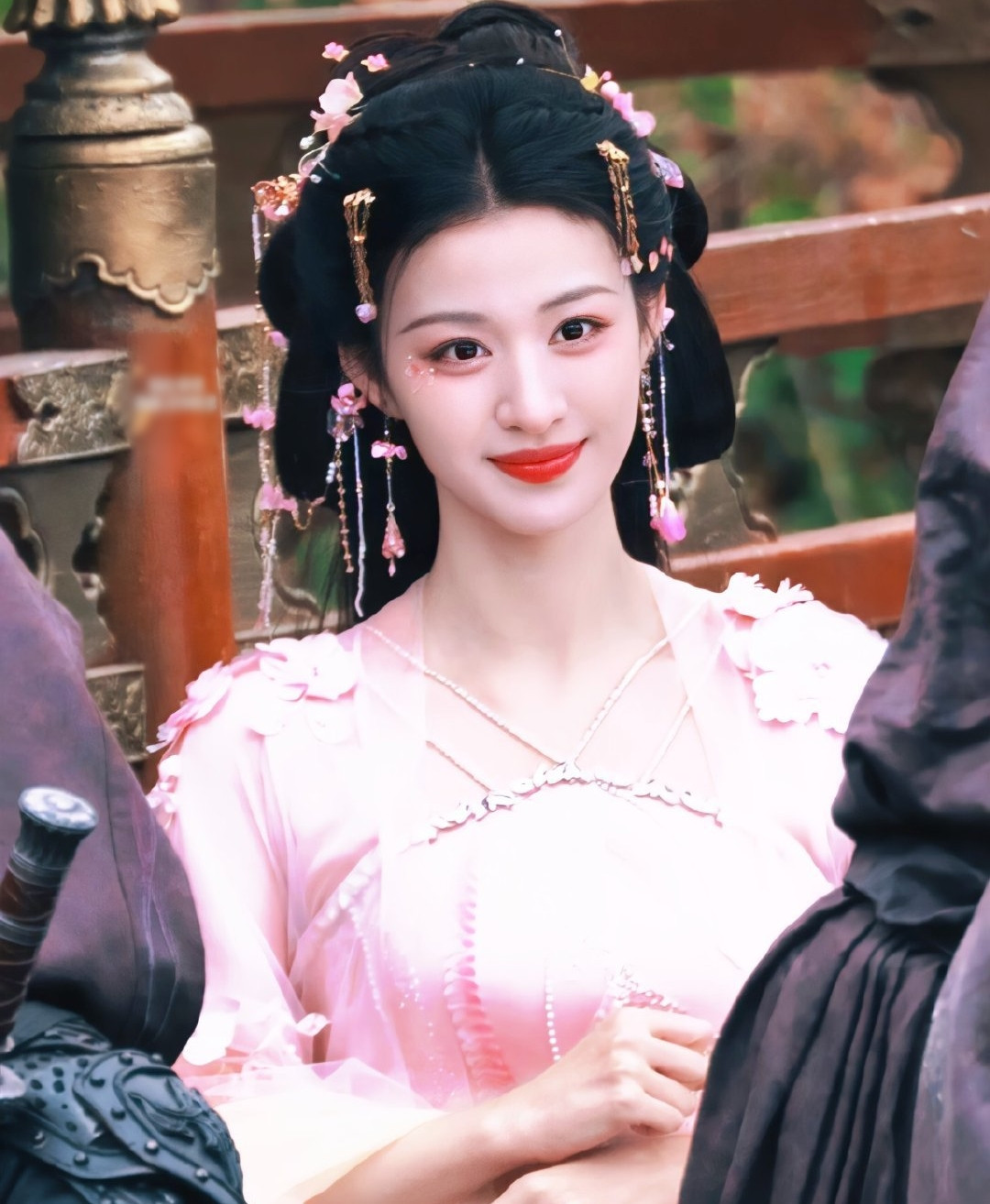 Bên cạnh đó, sự ăn ý đẹp đôi của Vương Sở Nhiên và Thừa Lỗi nhận được nhiều đánh giá tốt từ khán giả. Người đẹp sinh năm 1999 có nụ cười tỏa sáng đáng yêu, đặc biệt trong cảnh cô làm nũng bạn diễn được khen. Trong khi đó, Thừa Lỗi có ngoại hình mạnh mẽ, chững chạc, xứng đáng là chỗ dựa cho bạn diễn nữ. Nam diễn viên từng nổi tiếng với vai Cung Thượng Giác mưu mô nhưng si tình trong phim Vân Chi Vũ.