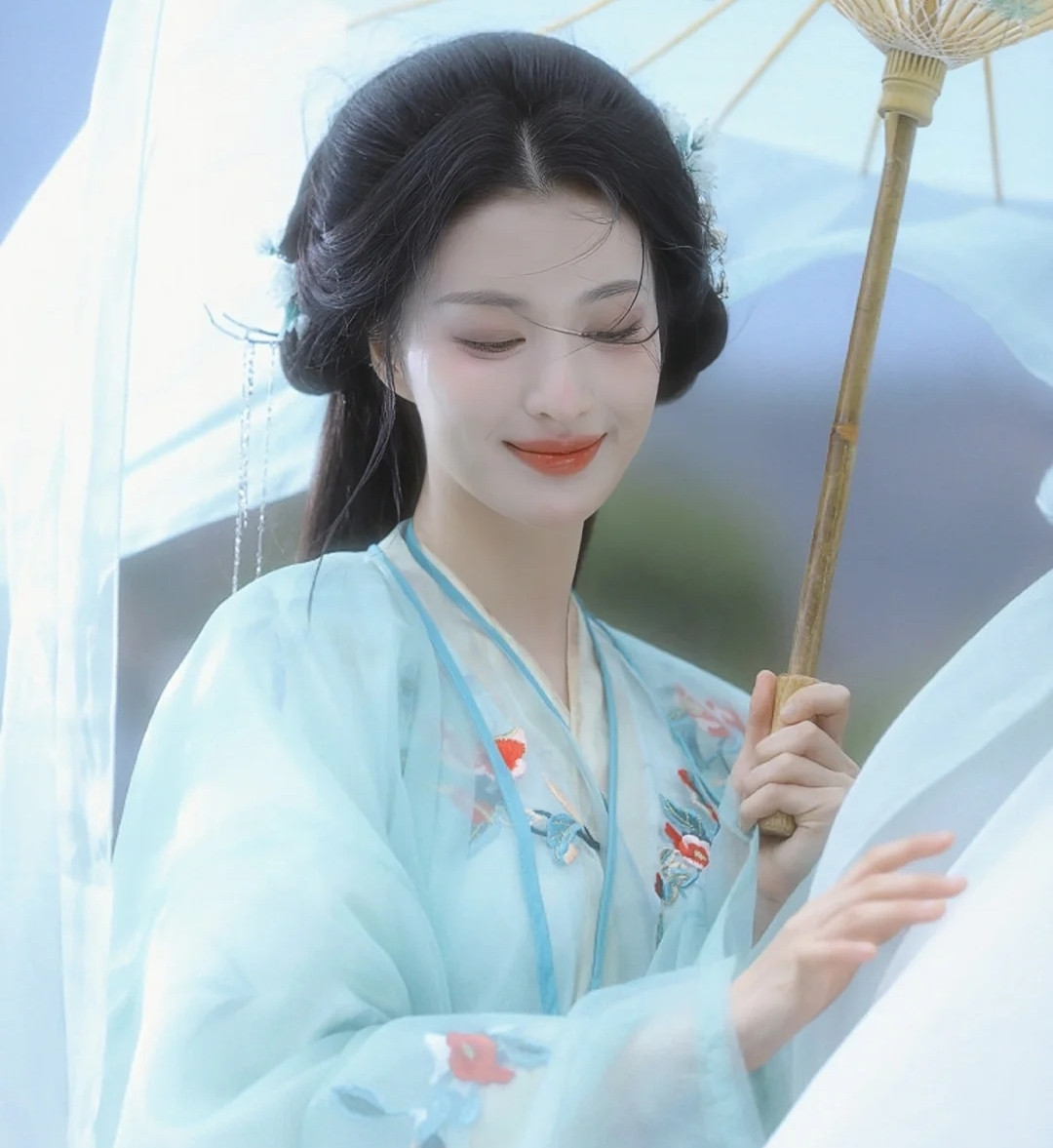 Vương Sở Nhiên cao 1,72 m, vóc dáng quyến rũ, với lợi thế là đôi chân dài thẳng tắp. Theo Sohu, Vương Sở Nhiên thường xuyên lọt vào top 4 người đẹp nhất lứa tiểu hoa đán sinh sau năm 1995. Tháng 8/2024, Vương Sở Nhiên đảm nhận vai nữ chính trong phim Liễu Chu ký, cô được ví như mỹ nhân trong tranh cổ. Từ tư thế dáng ngồi điệu bộ của nữ diễn viên đều hợp với vai tiểu thư cổ đại. Bên cạnh đó, nhân vật Liễu Miên Đường cũng được xây dựng thú vị là phụ nữ xinh đẹp, thông minh, có tài buôn bán. Diễn xuất của Vương Sở Nhiên dễ chịu, tự nhiên, mỗi khi cô cười đều khiến khán giả cảm thấy thoải mái.