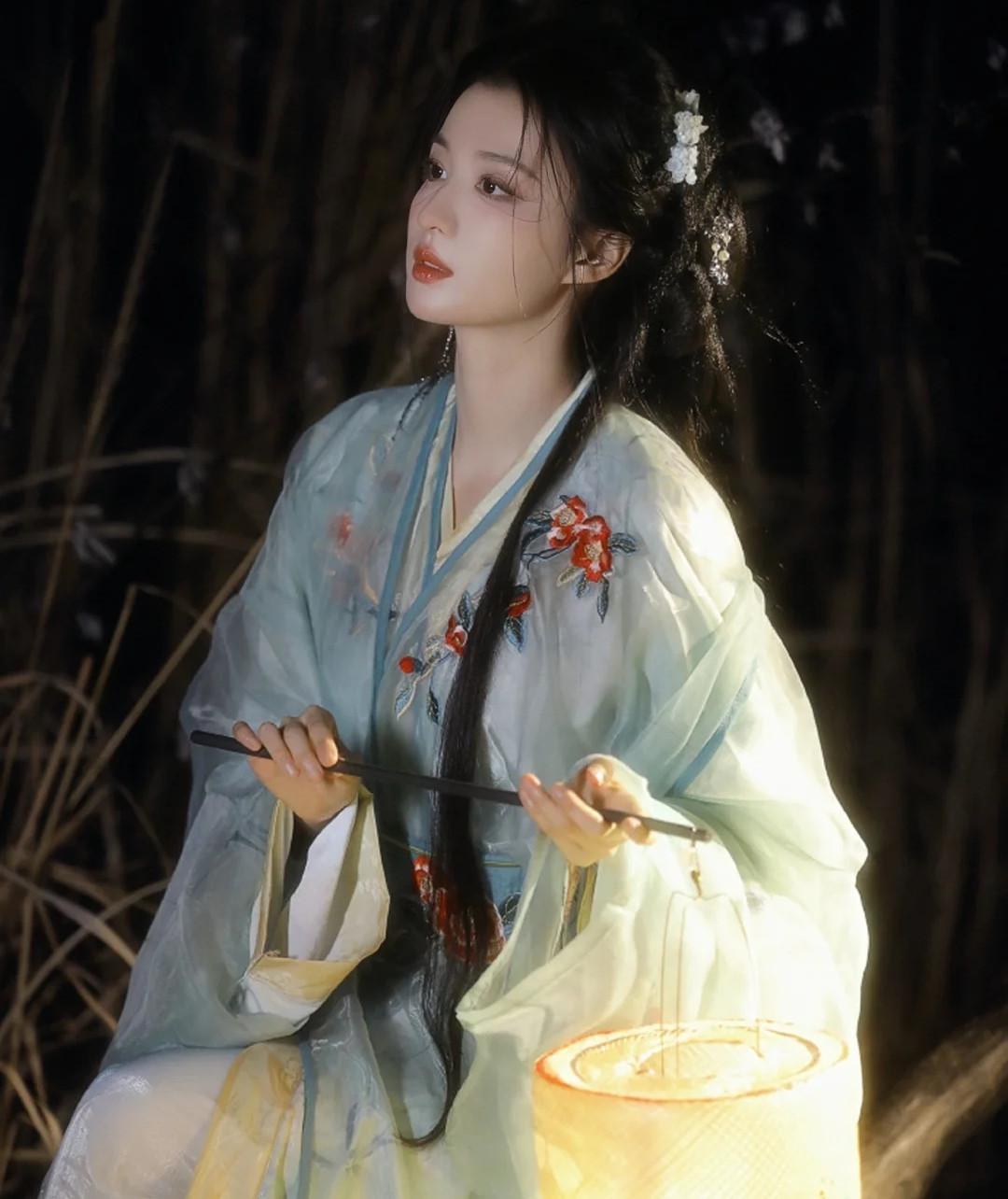 Tuy nhiên, thực tế thế giới mà cả hai lạc vào là cuốn tiểu thuyết và nữ chính không phải Dữ Vãn Âm mà là Tạ Vĩnh Ninh, cũng là người tới từ thế giới hiện đại. Tạ Vĩnh Ninh kết hợp cùng với Đoan Vương, muốn chống lại Dữu Vãn Âm và Hạ Hầu Đạm. Nội dung một thế giới có tới 3 người hiện đại đấu đá lẫn nhau, và nhân vật chính trong phim lại vốn là vai phản diện trong tiểu thuyết với góc nhìn hoàn toàn khác biệt khiến khán giả thích thú.