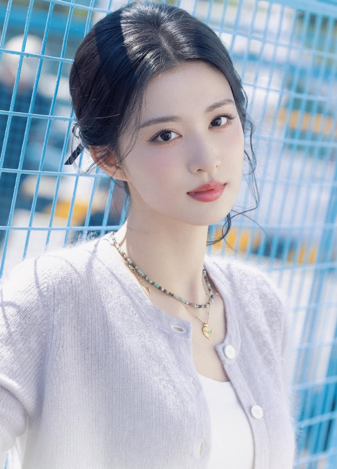 Tuy nhiên, năm 2023, cô vướng vào lùm xùm tình ái với nam diễn viên Dương Dương sau khi đóng chung trong phim Khói lửa nhân gian của tôi. Vương Sở Nhiên bị bắt gặp được trợ lý của Dương Dương đón lên khách sạn suốt 3 ngày cùng đàn anh. Cô bị chỉ trích là mải mê yêu đương khi sự nghiệp đang trên đà phát triển. Thế nhưng, Dương Dương và Vương Sở Nhiên lại giữ im lặng về chuyện tình cảm. Cô lại bị chụp được khoảnh khắc tỏ thái độ không tốt với nhân viên.