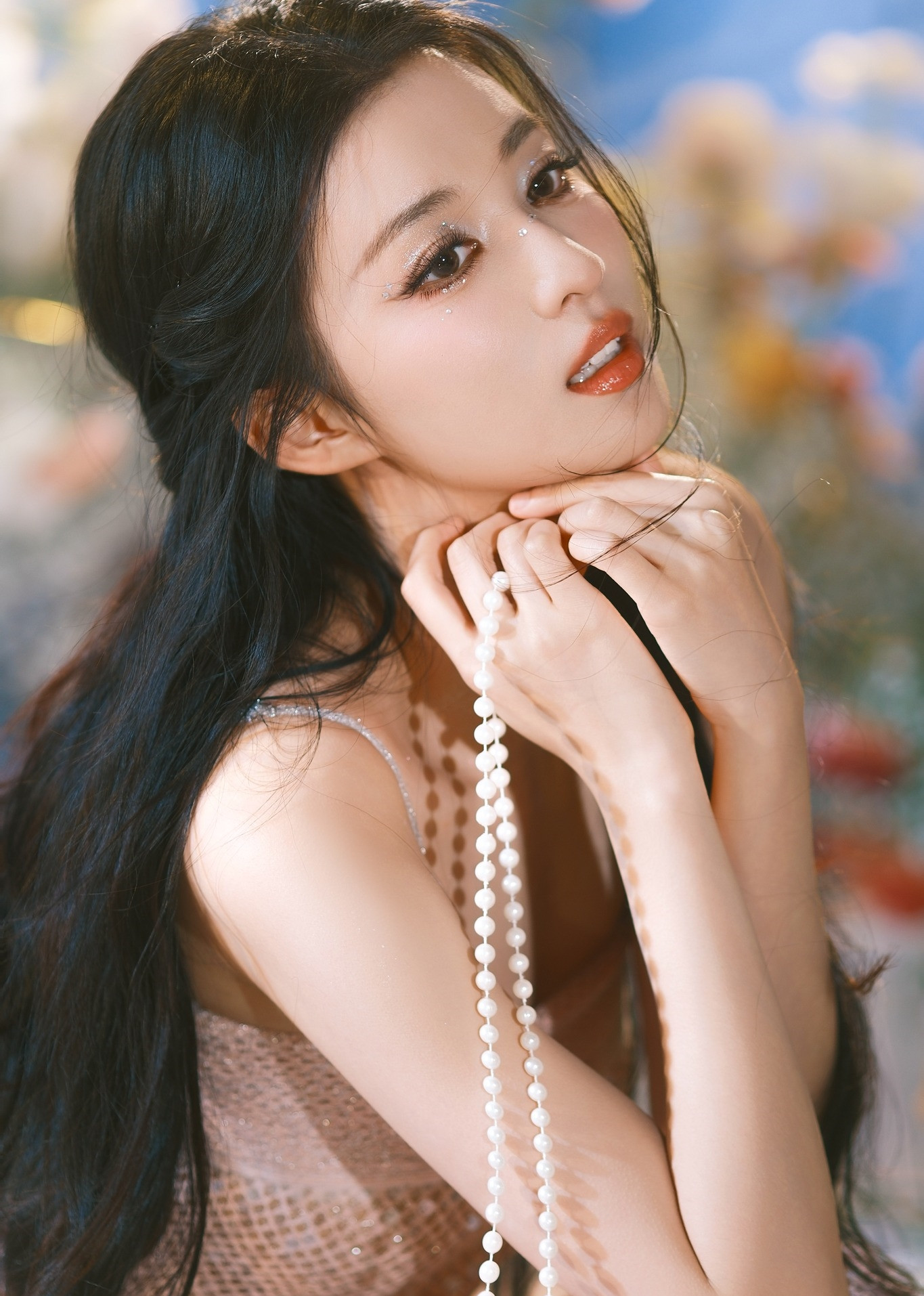 Tuy nhiên, năm 2023, cô vướng vào lùm xùm tình ái với nam diễn viên Dương Dương sau khi đóng chung trong phim Khói lửa nhân gian của tôi. Vương Sở Nhiên bị bắt gặp được trợ lý của Dương Dương đón lên khách sạn suốt 3 ngày cùng đàn anh. Cô bị chỉ trích là mải mê yêu đương khi sự nghiệp đang trên đà phát triển. Thế nhưng, Dương Dương và Vương Sở Nhiên lại giữ im lặng về chuyện tình cảm. Cô lại bị chụp được khoảnh khắc tỏ thái độ không tốt với nhân viên.