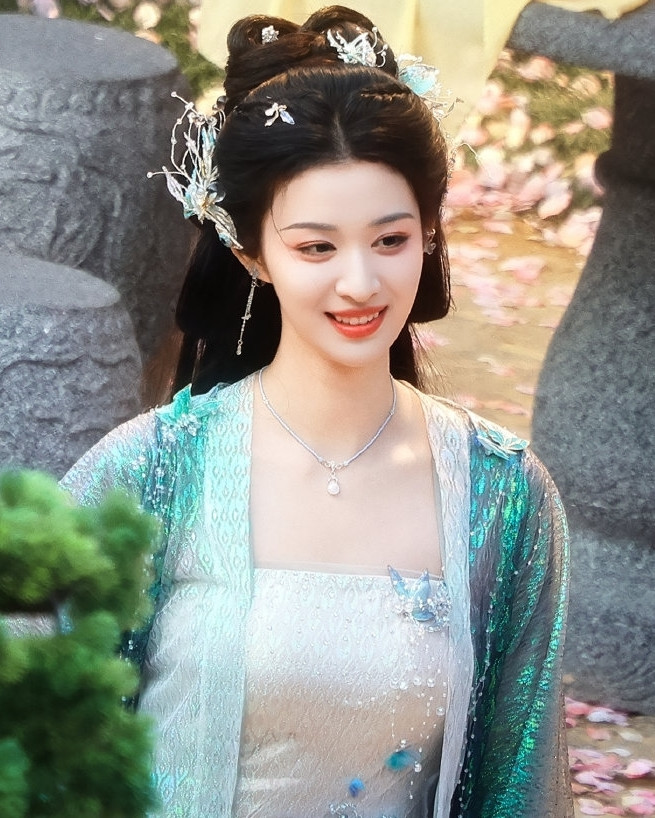 Theo Sina, Vương Sở Nhiên đang là thế hệ tiểu hoa đán mới được chú ý trên màn ảnh Hoa ngữ. Nữ diễn viên sinh năm 1999 hiện trở thành nữ chính trong nhiều dự án cổ trang được đầu tư. Cô đang tham gia bộ phim Còn ra thể thống gì nữa đóng cùng Thừa Lỗi và nhận được nhiều lời khen ngợi về tạo hình cổ trang.