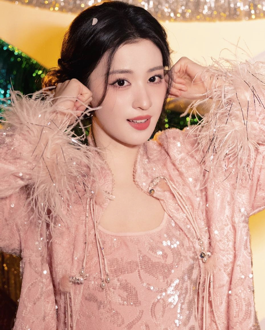 Vương Sở Nhiên sinh năm 1999, hiện là nữ diễn viên trẻ được o bế trong giới giải trí Hoa ngữ. Cô nhận những đánh giá cao về diễn xuất. Vương Sở Nhiên từng đóng phụ trong các phim như Tướng quân ở trên ta ở dưới, Thanh bình nhạc, Yến vân đài và đều ghi dấu ấn với khán giả. Khi đảm nhận vai nữ chính trong phim Nghe nói em thích tôi, Vương Sở Nhiên diễn tốt đến mức khán giả chỉ trích nam chính vì đã đối xử lạnh nhạt với cô trong phim.