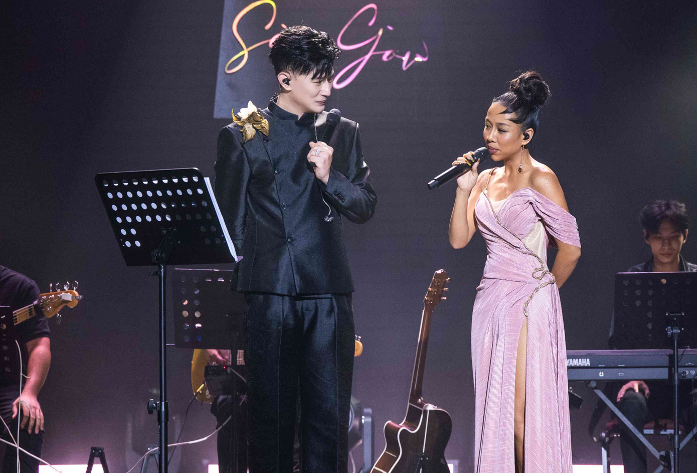 Dược sĩ Tiến song ca cùng nữ ca sĩ Thảo Trang, một giọng hát nội lực được khán giả công nhận.