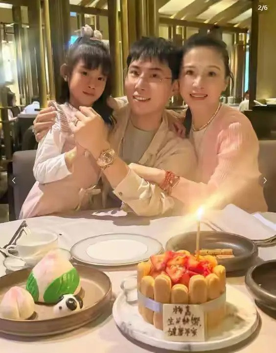 Diêu Gia chụp hình cùng con trai. Nữ diễn viên trẻ trung và có cuộc sống giàu sang.