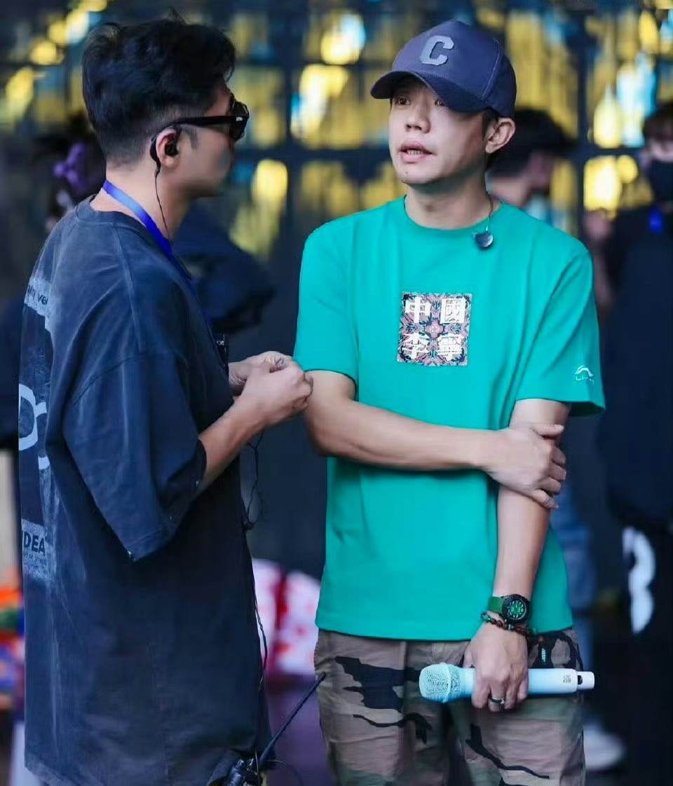 Chiếc đồng hồ 18+ tai hại khiến sự nghiệp của Tằng Nghị lao đao. Chiếc đồng hồ 18+ tai hại khiến sự nghiệp của Tằng Nghị lao đao.