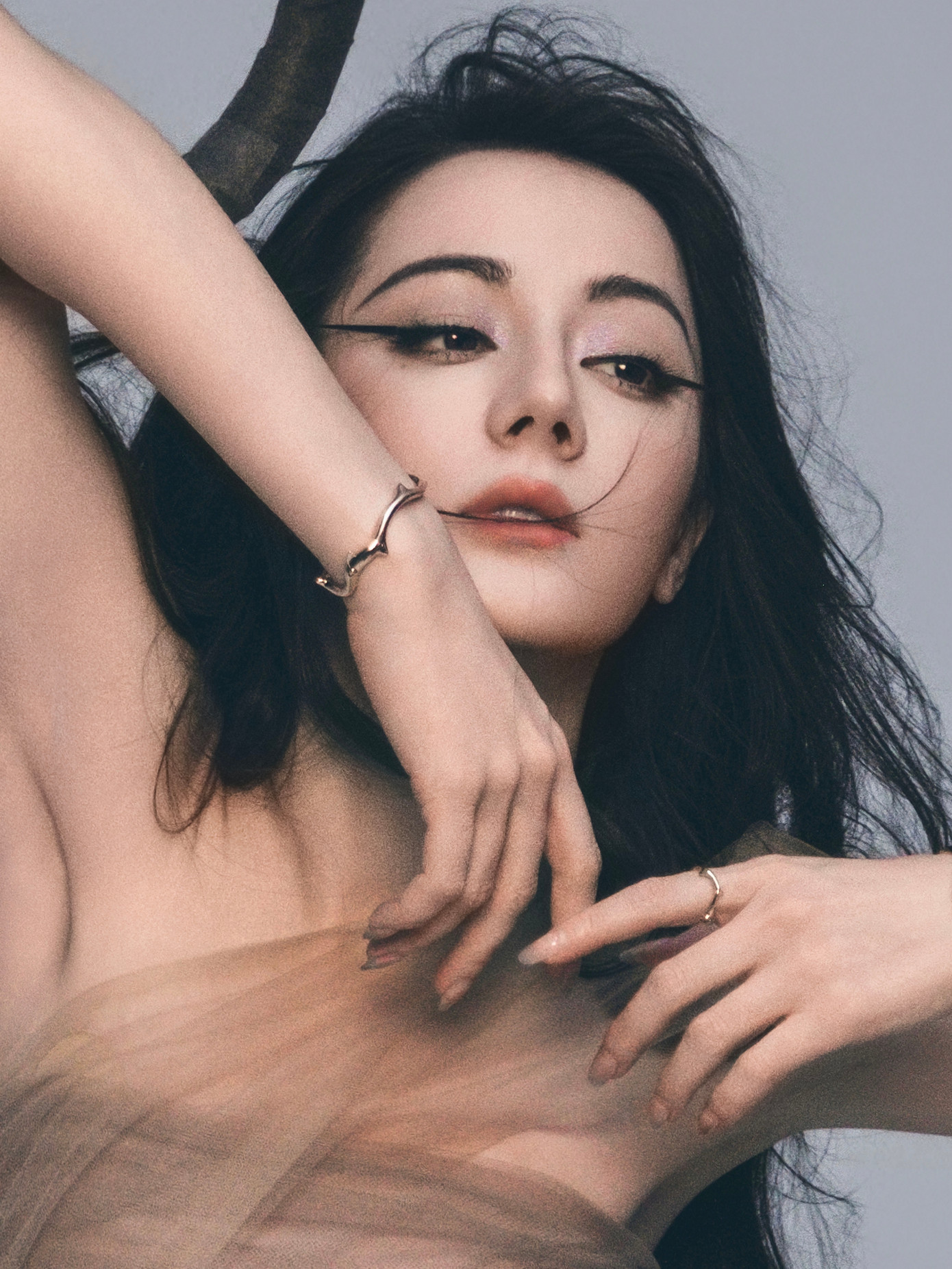 Ngày 4/3, Địch Lệ Nhiệt Ba trở thành gương mặt trang bìa của tạp chí thời trang L'Officiel Hommes với hình tượng mạnh mẽ, quyến rũ. Cùng với đó, có thông tin sắp tới mỹ nhân Tân Cương tham gia bộ phim Đội bóng nữ Thiếu Lâm của đạo diễn Châu Tinh Trì. Ngoài Địch Lệ Nhiệt Ba, phim còn có sự góp mặt của dàn diễn viên nổi danh Trương Tiểu Phỉ, Trương Nghệ Hưng, Chu Khiết Quỳnh, Lâm Duẫn, Ngãi Mễ, Từ Kiều... Ngày 4/3, Địch Lệ Nhiệt Ba trở thành gương mặt trang bìa của tạp chí thời trang L'Officiel Hommes với hình tượng mạnh mẽ, quyến rũ. Cùng với đó, có thông tin sắp tới mỹ nhân Tân Cương tham gia bộ phim Đội bóng nữ Thiếu Lâm của đạo diễn Châu Tinh Trì. Ngoài Địch Lệ Nhiệt Ba, phim còn có sự góp mặt của dàn diễn viên nổi danh Trương Tiểu Phỉ, Trương Nghệ Hưng, Chu Khiết Quỳnh, Lâm Duẫn, Ngãi Mễ, Từ Kiều...