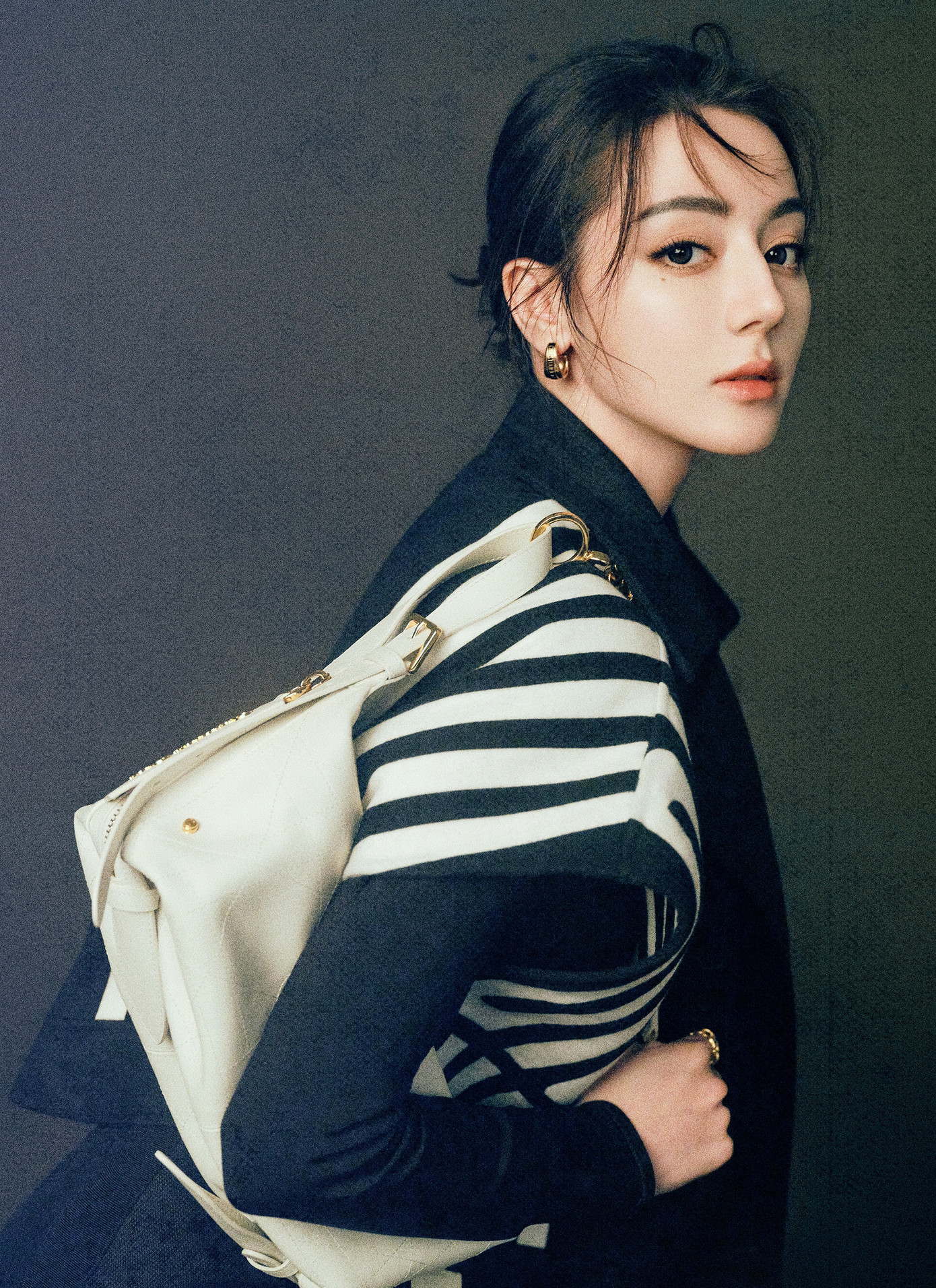 Do đó Nhiệt Ba muốn rời khỏi công ty. Truyền thông Trung Quốc tiết lộ thêm Địch Lệ Nhiệt Ba từng phản kháng, nghỉ nhiều tháng không đóng phim. Nhưng thời điểm đó lại dấy lên tin cô nghỉ sinh con cho Hoàng Cảnh Du. Tin tức ảnh hưởng lớn tới hình tượng của Địch Lệ Nhiệt Ba nhưng Gia Hành Thiên Hạ không có biện pháp xử lý kịp thời, phủ nhận dứt khoát. Đây được coi là đòn cảnh cáo của công ty quản lý tới Địch Lệ Nhiệt Ba. Do đó Nhiệt Ba muốn rời khỏi công ty. Truyền thông Trung Quốc tiết lộ thêm Địch Lệ Nhiệt Ba từng phản kháng, nghỉ nhiều tháng không đóng phim. Nhưng thời điểm đó lại dấy lên tin cô nghỉ sinh con cho Hoàng Cảnh Du. Tin tức ảnh hưởng lớn tới hình tượng của Địch Lệ Nhiệt Ba nhưng Gia Hành Thiên Hạ không có biện pháp xử lý kịp thời, phủ nhận dứt khoát. Đây được coi là đòn cảnh cáo của công ty quản lý tới Địch Lệ Nhiệt Ba.