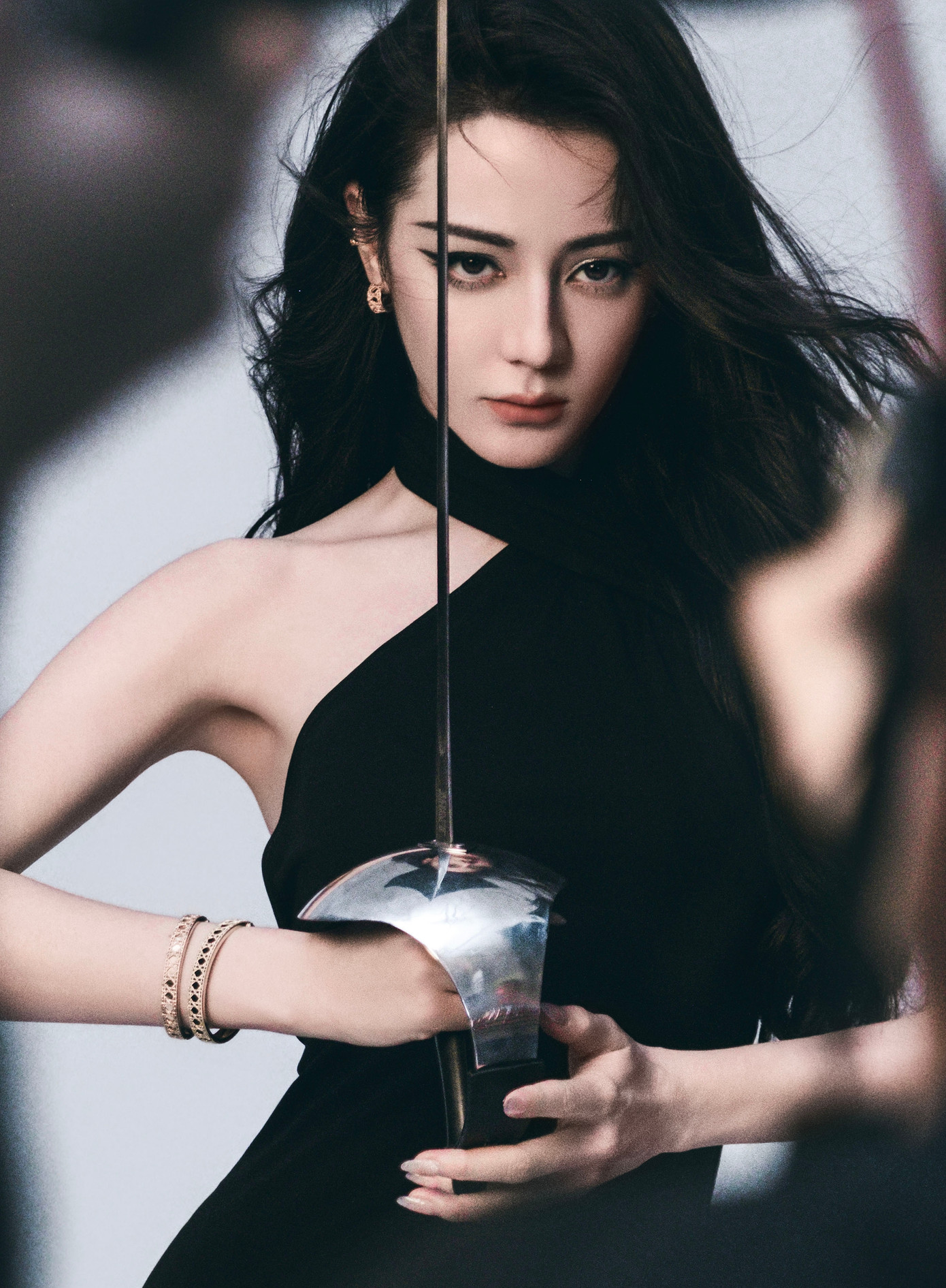 Theo Sohu, vì Địch Lệ Nhiệt Ba đã bước sang tuổi 33, nữ diễn viên nhận thấy nguy cơ trong sự nghiệp của mình nếu cứ tiếp tục đóng dòng phim ngôn tình, vì vậy cô muốn nhận những bộ phim chính kịch, có kịch bản chất lượng, nhân vật có chiều sâu. Tuy nhiên, Gia Hành Thiên Hạ không đáp ứng được kỳ vọng của mỹ nhân Tân Cương. Theo Sohu, vì Địch Lệ Nhiệt Ba đã bước sang tuổi 33, nữ diễn viên nhận thấy nguy cơ trong sự nghiệp của mình nếu cứ tiếp tục đóng dòng phim ngôn tình, vì vậy cô muốn nhận những bộ phim chính kịch, có kịch bản chất lượng, nhân vật có chiều sâu. Tuy nhiên, Gia Hành Thiên Hạ không đáp ứng được kỳ vọng của mỹ nhân Tân Cương.