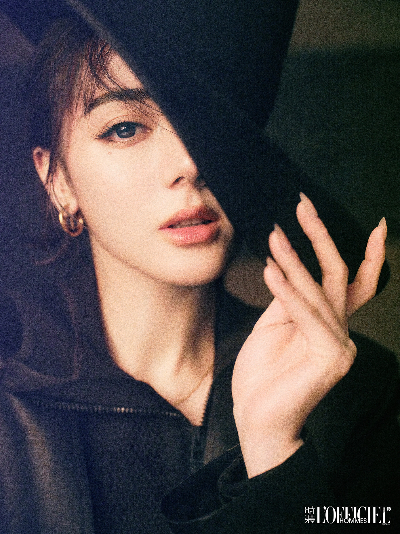 Ngày 4/3, Địch Lệ Nhiệt Ba trở thành gương mặt trang bìa của tạp chí thời trang L'Officiel Hommes với hình tượng mạnh mẽ, quyến rũ. Cùng với đó, có thông tin sắp tới mỹ nhân Tân Cương tham gia bộ phim Đội bóng nữ Thiếu Lâm của đạo diễn Châu Tinh Trì. Ngoài Địch Lệ Nhiệt Ba, phim còn có sự góp mặt của dàn diễn viên nổi danh Trương Tiểu Phỉ, Trương Nghệ Hưng, Chu Khiết Quỳnh, Lâm Duẫn, Ngãi Mễ, Từ Kiều... Ngày 4/3, Địch Lệ Nhiệt Ba trở thành gương mặt trang bìa của tạp chí thời trang L'Officiel Hommes với hình tượng mạnh mẽ, quyến rũ. Cùng với đó, có thông tin sắp tới mỹ nhân Tân Cương tham gia bộ phim Đội bóng nữ Thiếu Lâm của đạo diễn Châu Tinh Trì. Ngoài Địch Lệ Nhiệt Ba, phim còn có sự góp mặt của dàn diễn viên nổi danh Trương Tiểu Phỉ, Trương Nghệ Hưng, Chu Khiết Quỳnh, Lâm Duẫn, Ngãi Mễ, Từ Kiều...