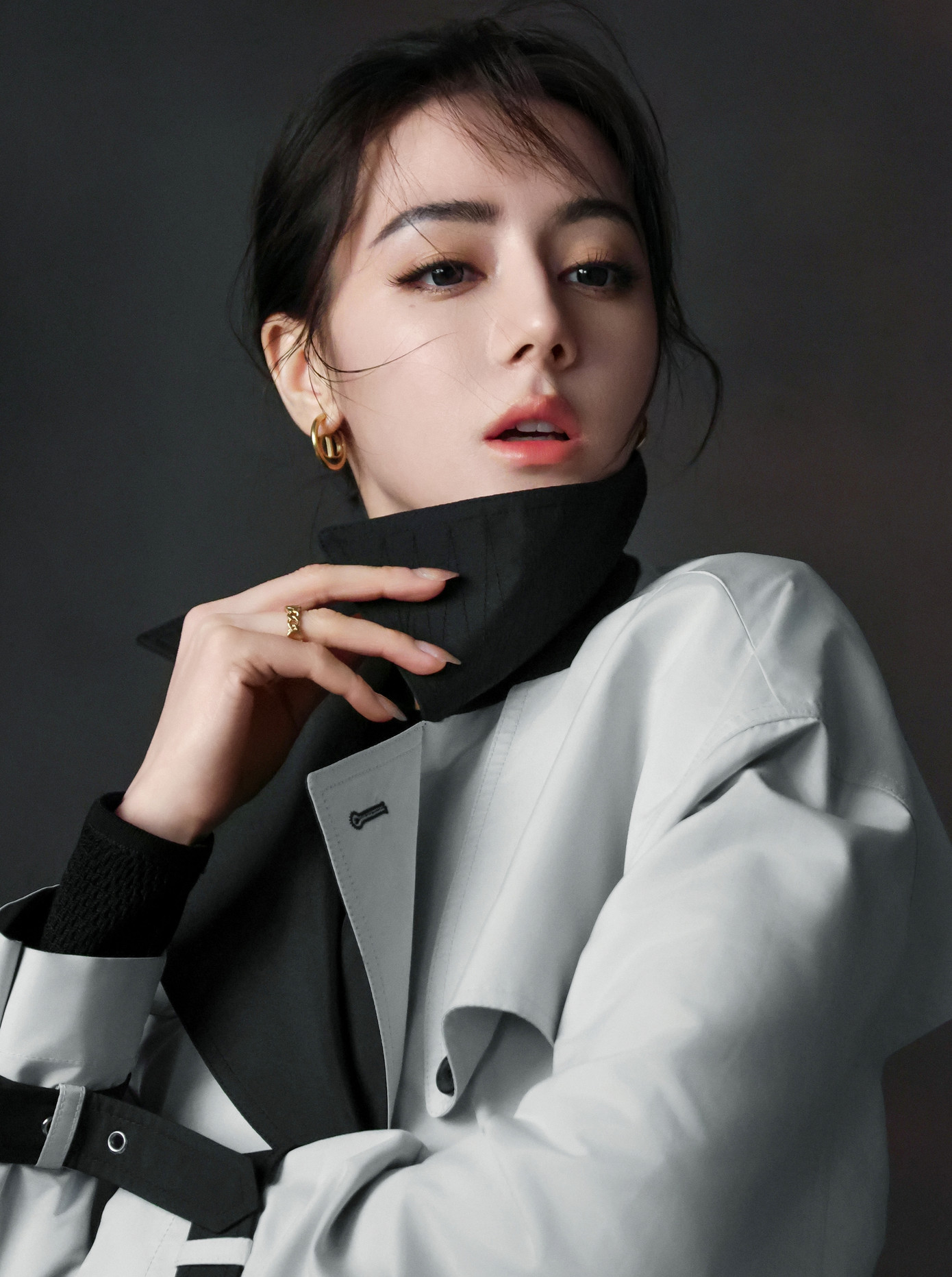 Do đó Nhiệt Ba muốn rời khỏi công ty. Truyền thông Trung Quốc tiết lộ thêm Địch Lệ Nhiệt Ba từng phản kháng, nghỉ nhiều tháng không đóng phim. Nhưng thời điểm đó lại dấy lên tin cô nghỉ sinh con cho Hoàng Cảnh Du. Tin tức ảnh hưởng lớn tới hình tượng của Địch Lệ Nhiệt Ba nhưng Gia Hành Thiên Hạ không có biện pháp xử lý kịp thời, phủ nhận dứt khoát. Đây được coi là đòn cảnh cáo của công ty quản lý tới Địch Lệ Nhiệt Ba. Do đó Nhiệt Ba muốn rời khỏi công ty. Truyền thông Trung Quốc tiết lộ thêm Địch Lệ Nhiệt Ba từng phản kháng, nghỉ nhiều tháng không đóng phim. Nhưng thời điểm đó lại dấy lên tin cô nghỉ sinh con cho Hoàng Cảnh Du. Tin tức ảnh hưởng lớn tới hình tượng của Địch Lệ Nhiệt Ba nhưng Gia Hành Thiên Hạ không có biện pháp xử lý kịp thời, phủ nhận dứt khoát. Đây được coi là đòn cảnh cáo của công ty quản lý tới Địch Lệ Nhiệt Ba.