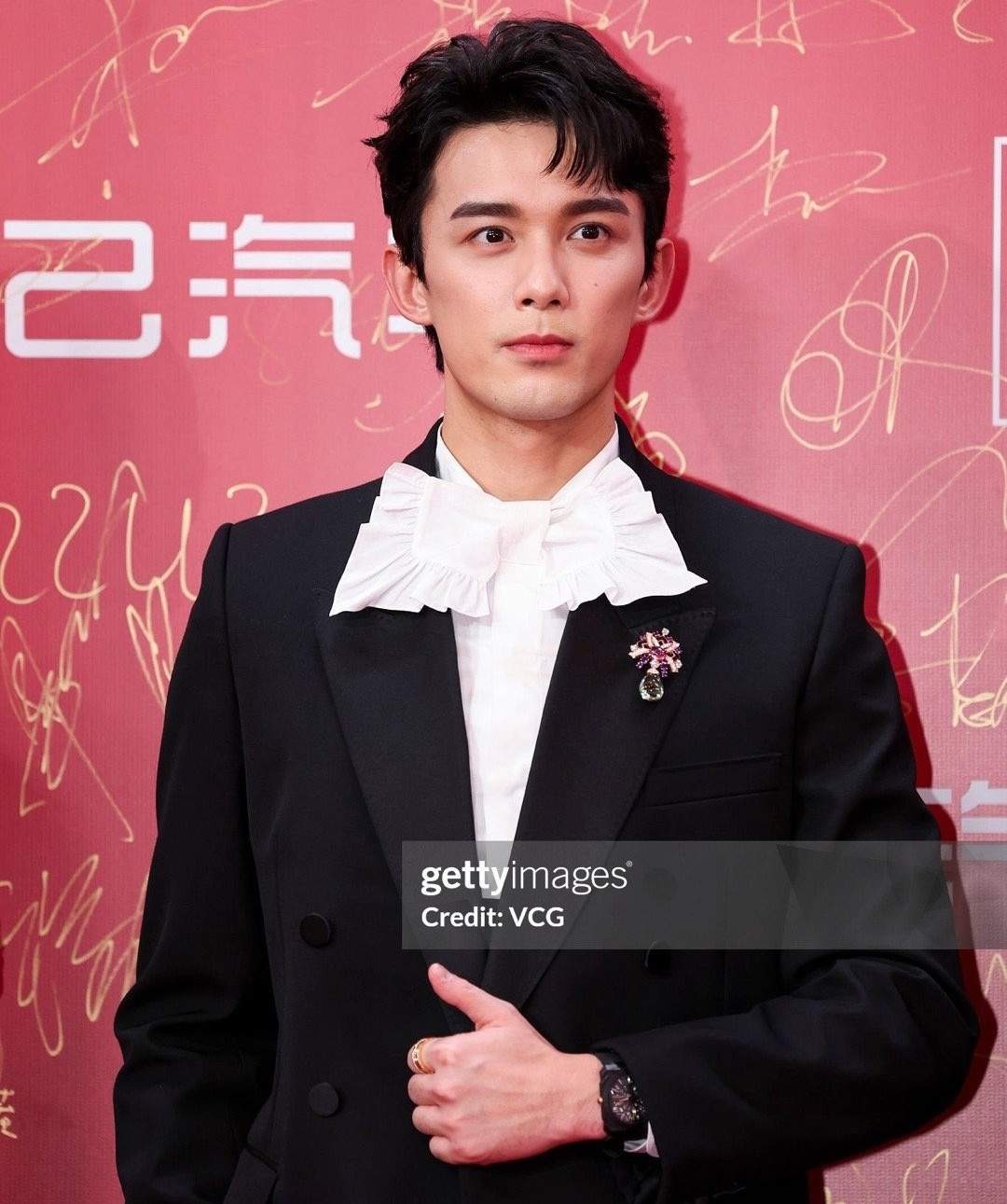 Đảo Đông Cực có chi phí sản xuất lớn, được dự đoán có doanh thu ít nhất 3 tỷ NDT. Nam chính Chu Nhất Long (phải) được đánh giá là một trong số ít các ngôi sao có khả năng thu hút khán giả tới rạp, bởi những tác phẩm anh tham gia đều có chất lượng cao. Trong khi đó, Ngô Lỗi là sao nhí quốc dân có danh tiếng tốt.