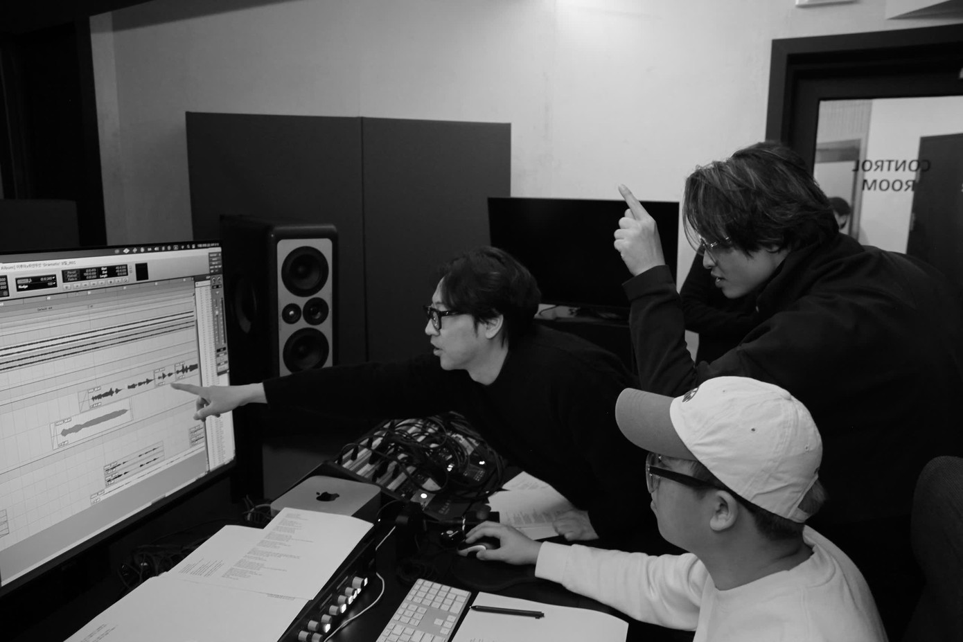 Cả hai có màn kết hợp vào ngày 8/3 tại Sài Gòn. Cả hai có màn kết hợp vào ngày 8/3 tại Sài Gòn.