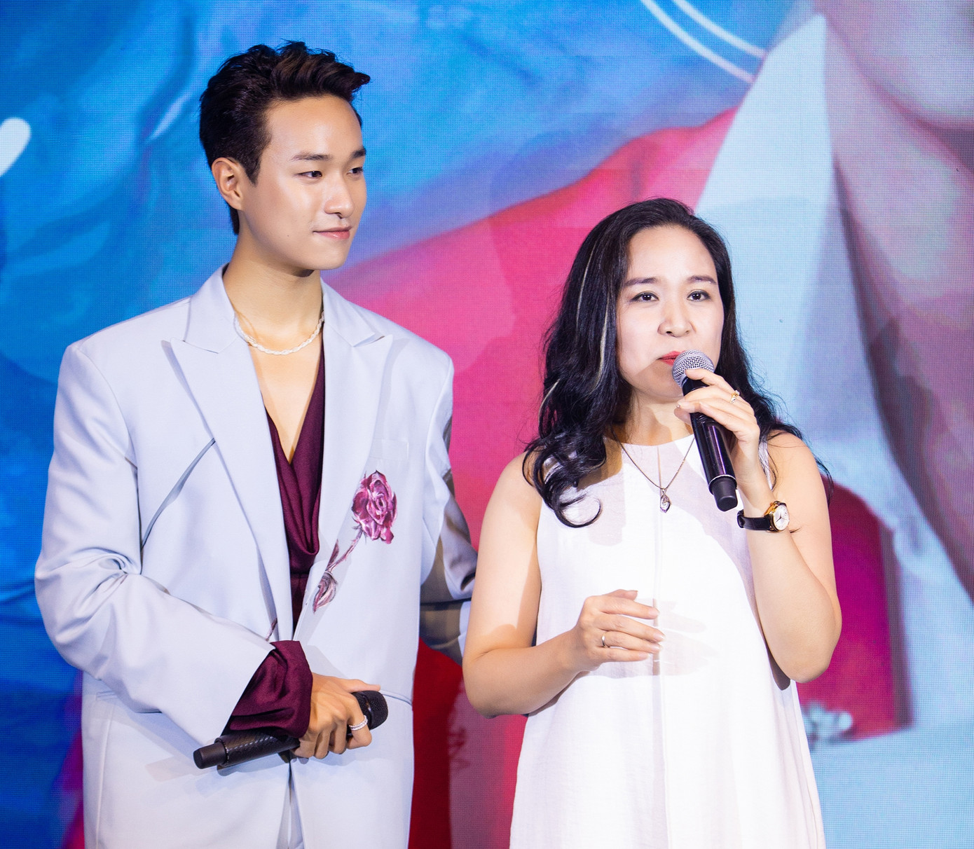 Nam ca sĩ là con nhà nòi nghệ thuật với bà ngoại là nghệ sĩ ưu tú Thúy Mơ - nguyên Phó Giám đốc Nhà hát Chèo Hải Dương. Mẹ anh là nghệ sĩ chèo Minh Phương, hiện công tác tại Đài tiếng nói Việt Nam.